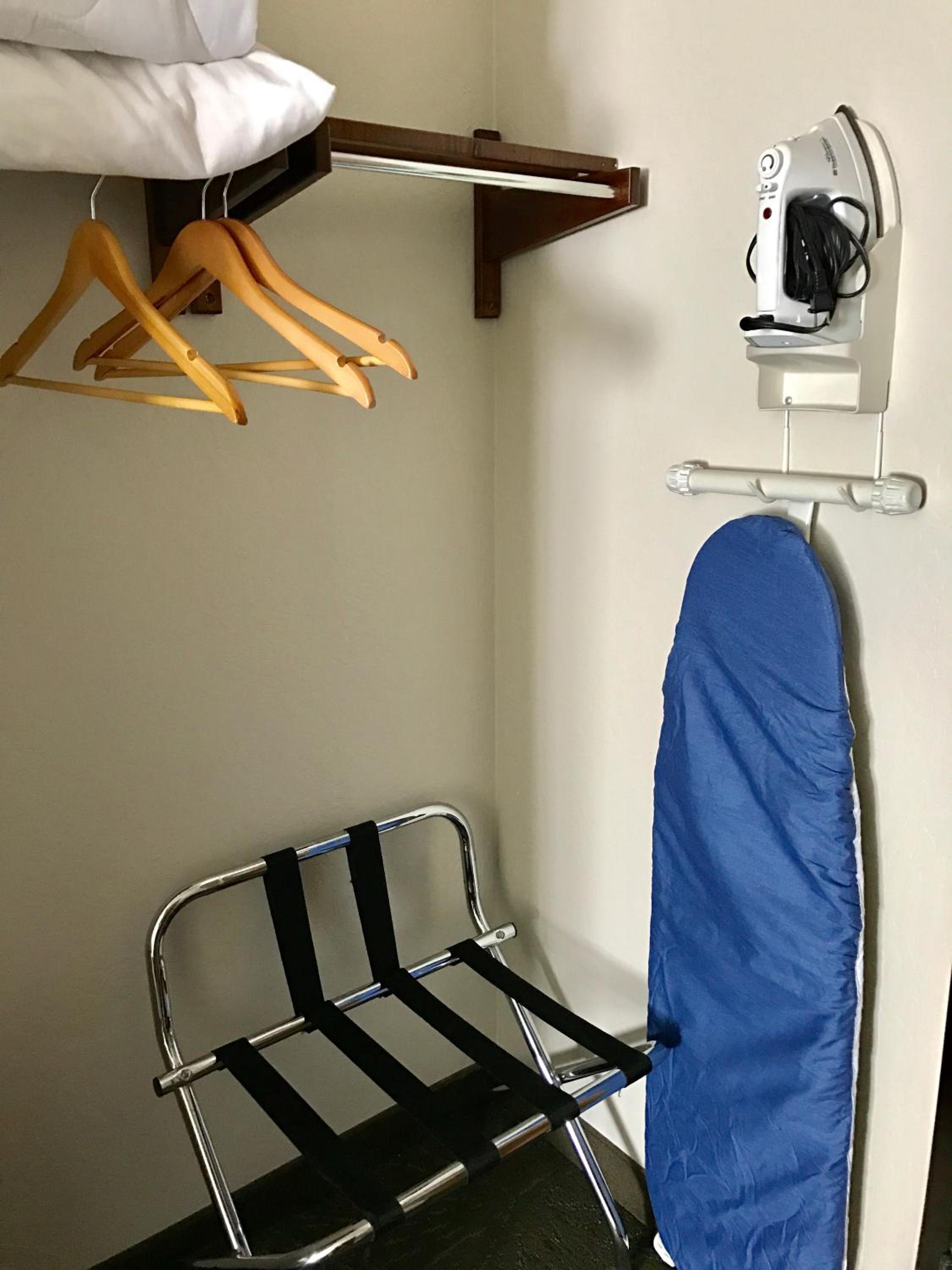 Queen Room with Two Queen Beds - Non-Smoking (No pets allowed) - Photo 11