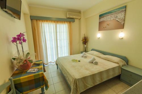 Studio with Partial Sea View (2 Adults) - Photo 3