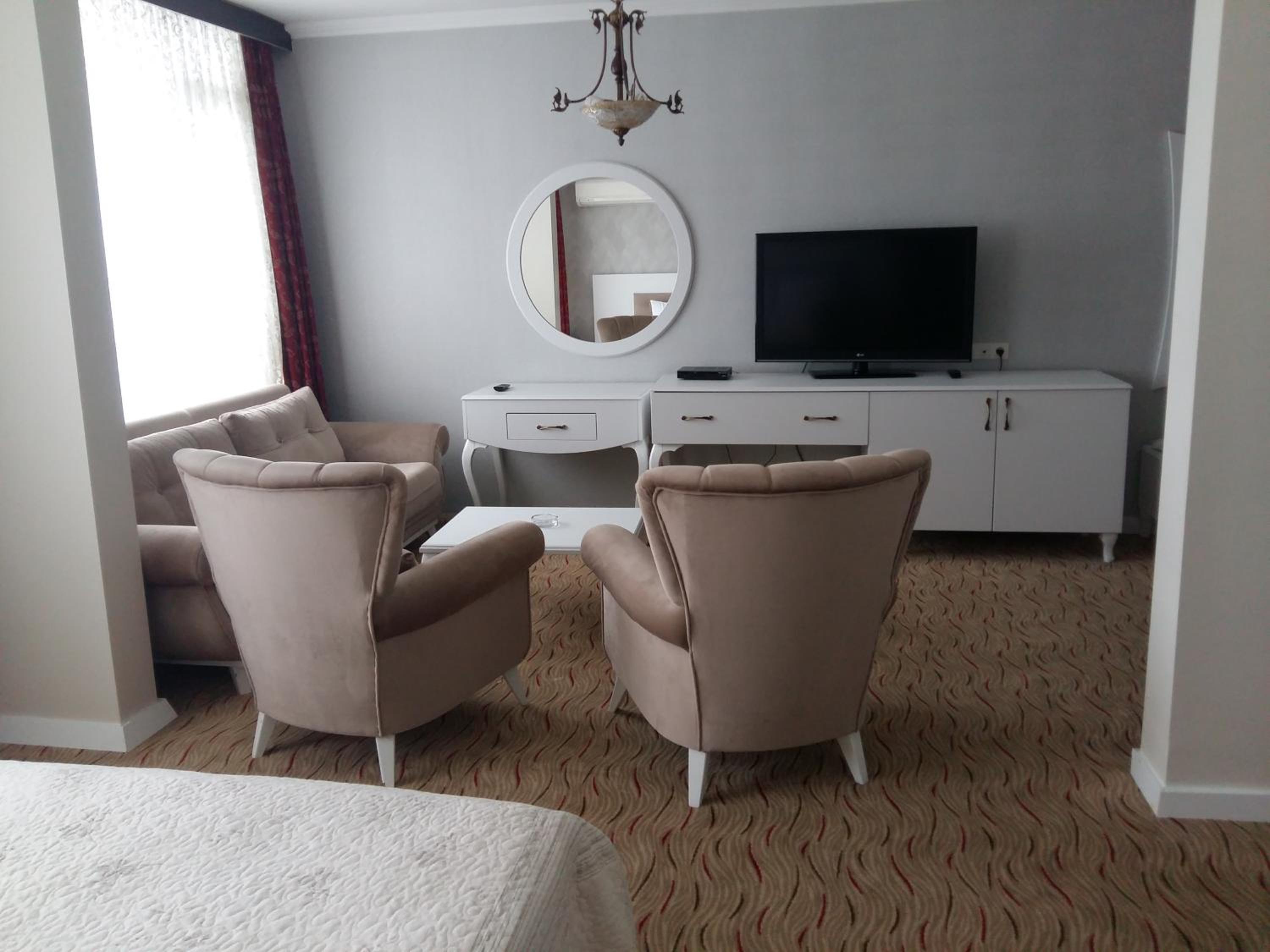 Junior Suite (2 Adults + 1 Child) - Photo 2