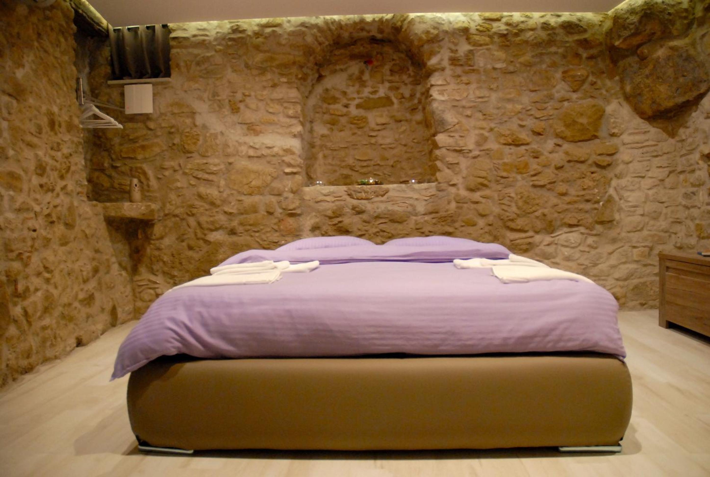 One-Bedroom House - Photo 15