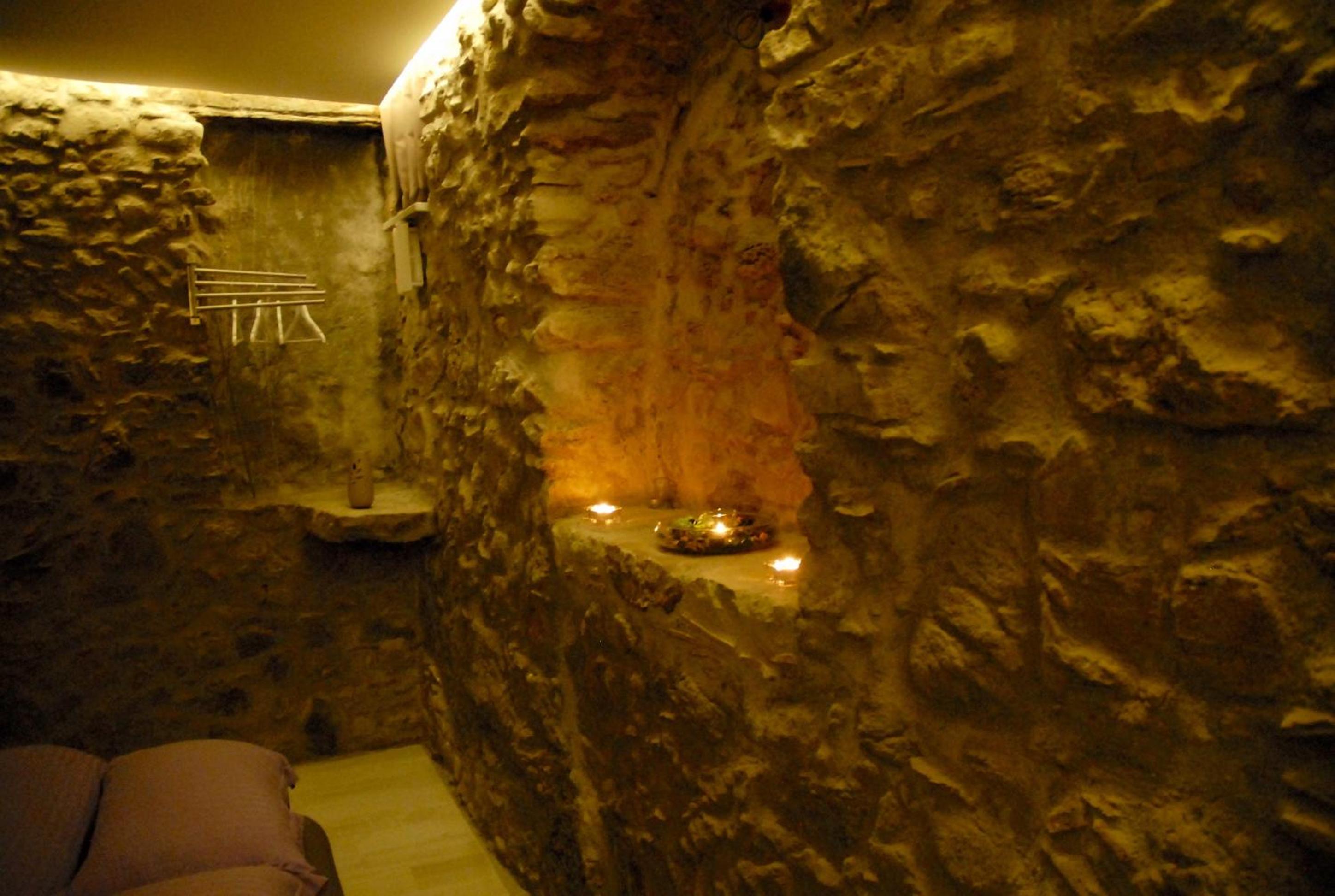 One-Bedroom House - Photo 17