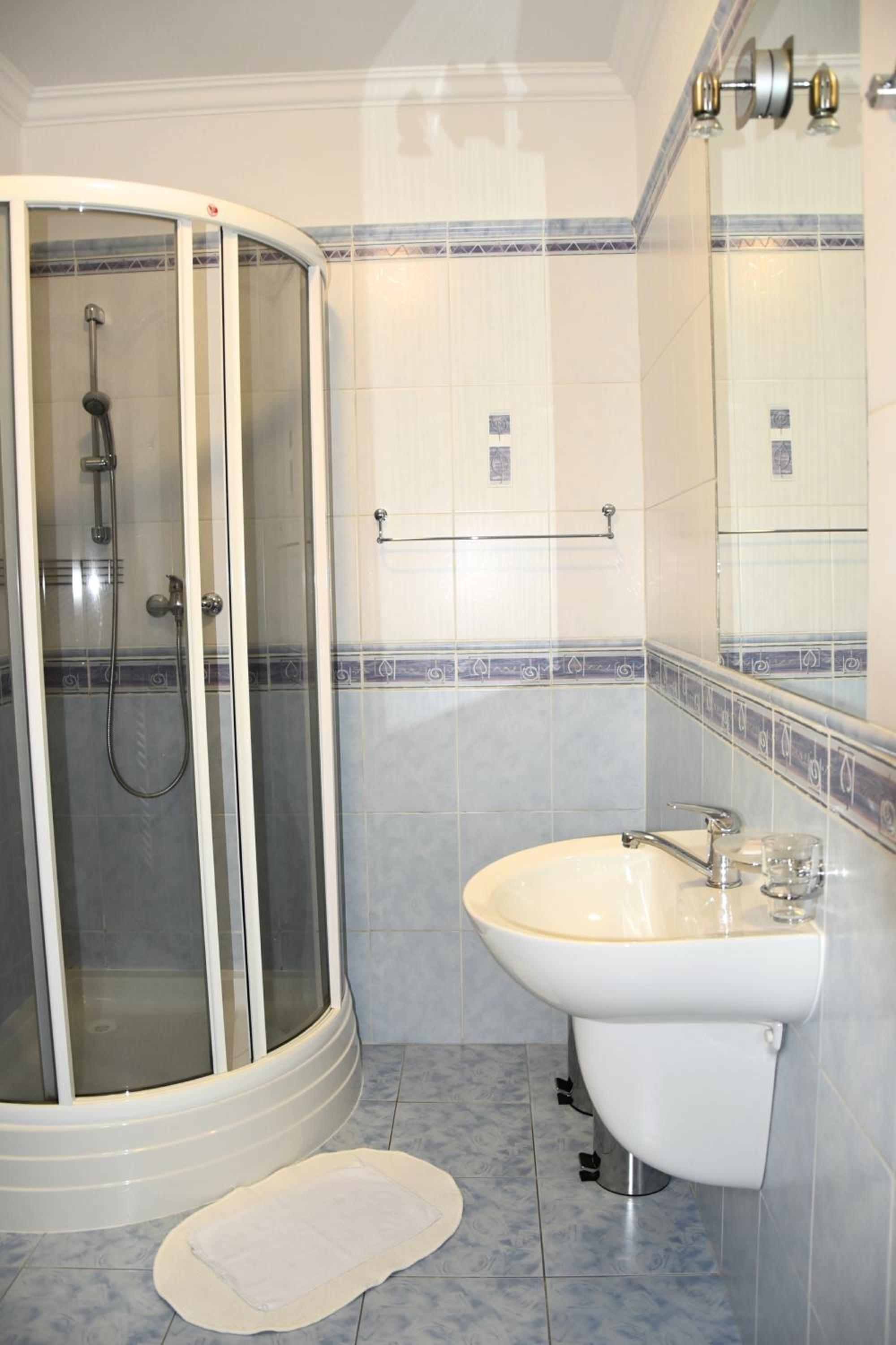 Deluxe Double Room with Shower photo 2
