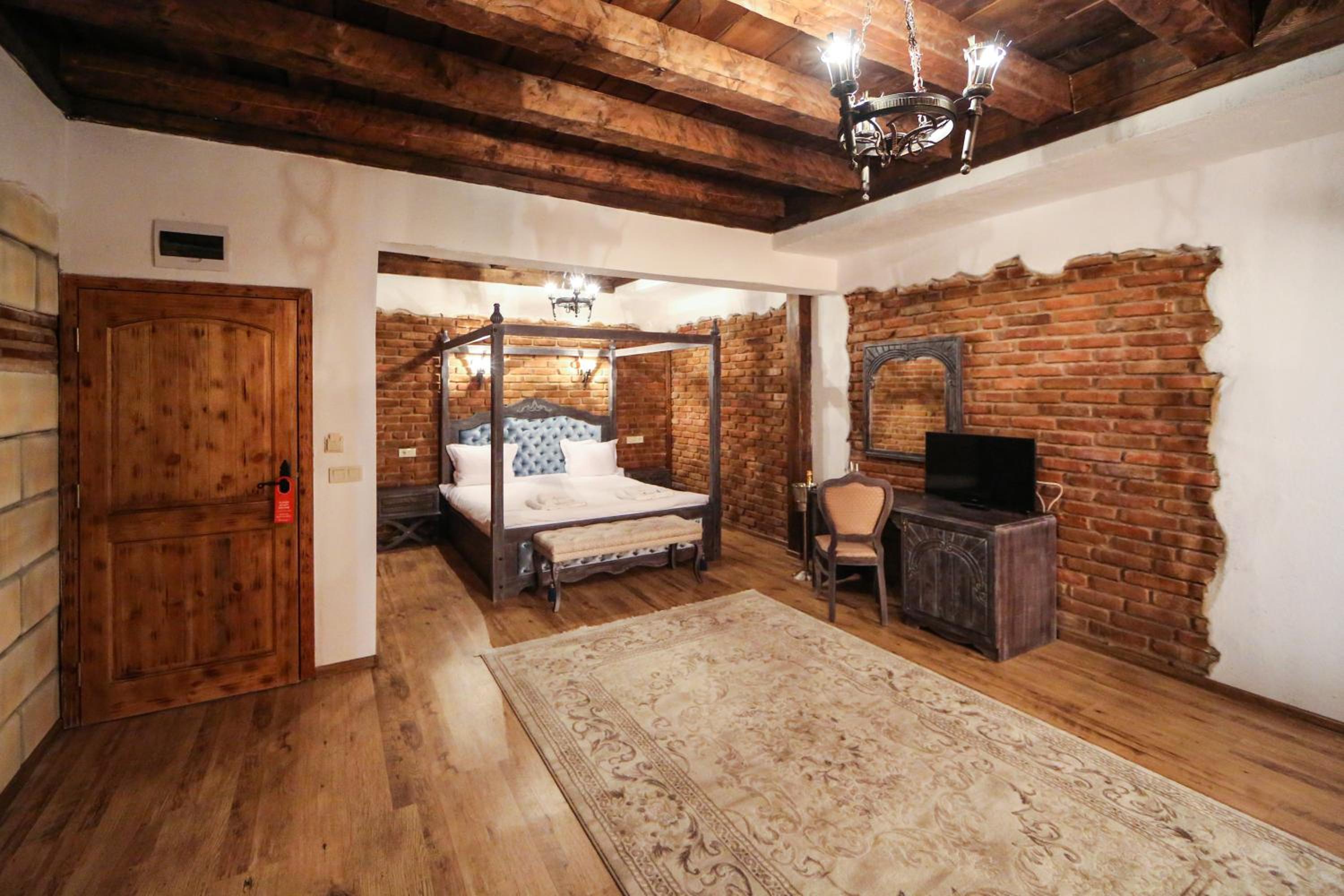 Queen Room with Garden View - Photo 9