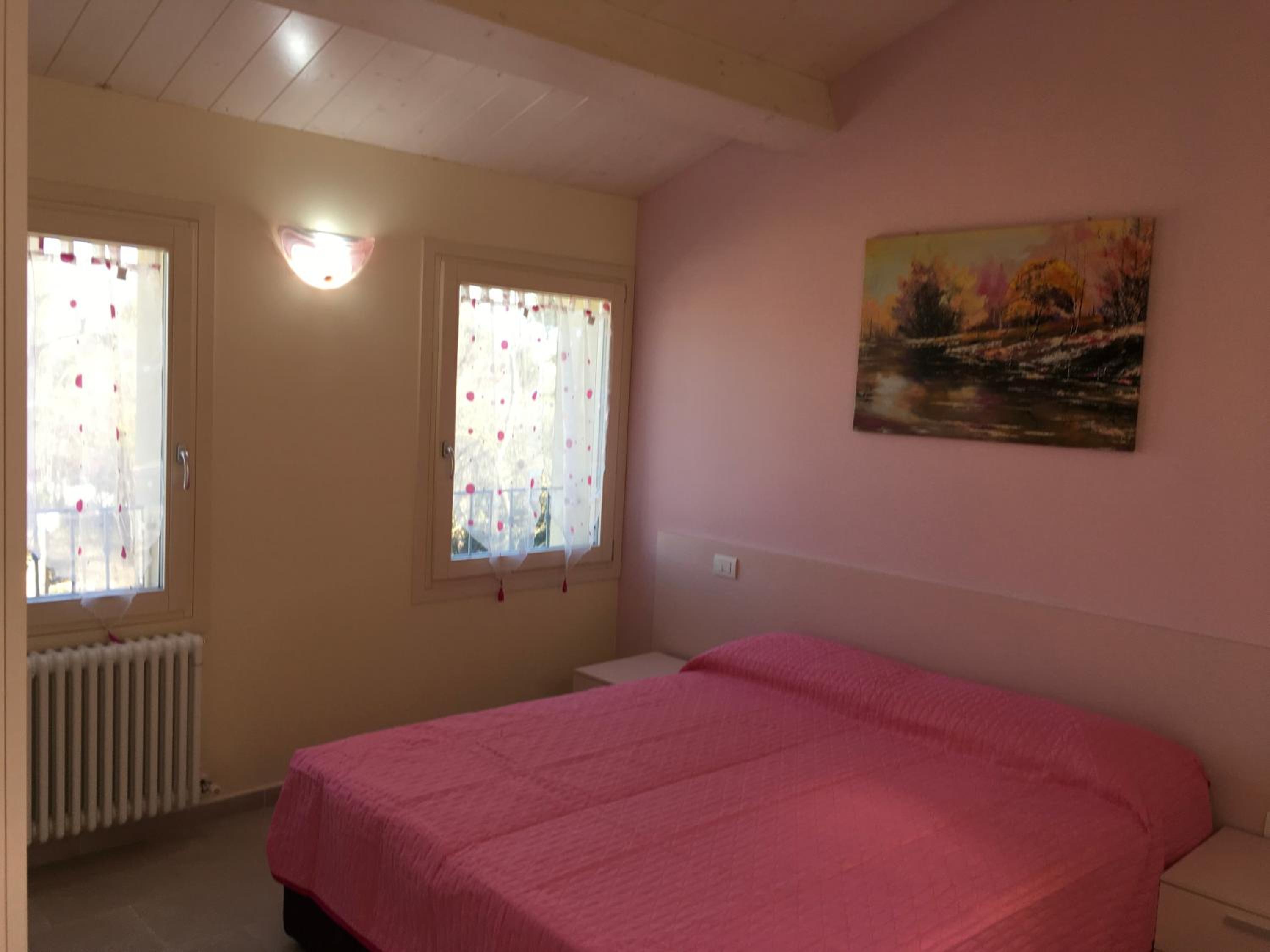 Twin Room with Private Bathroom photo 3