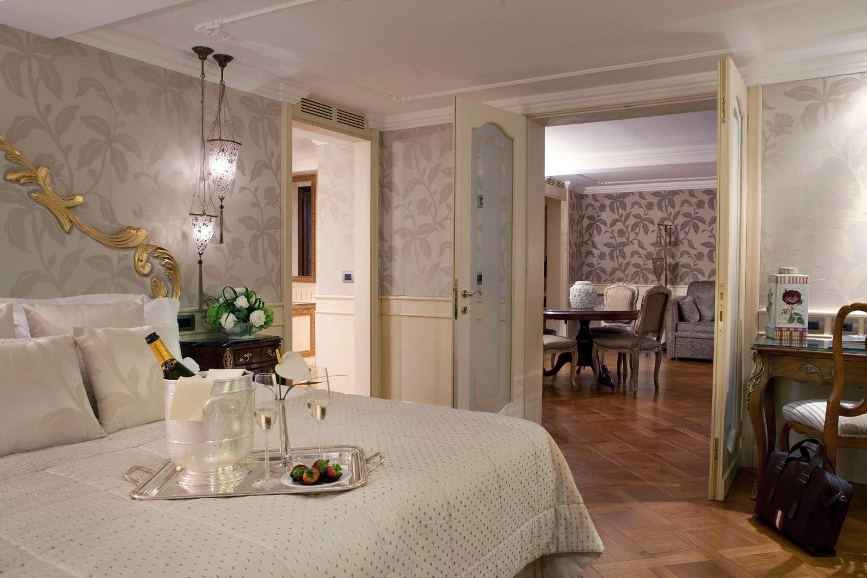 Suite - Photo 1