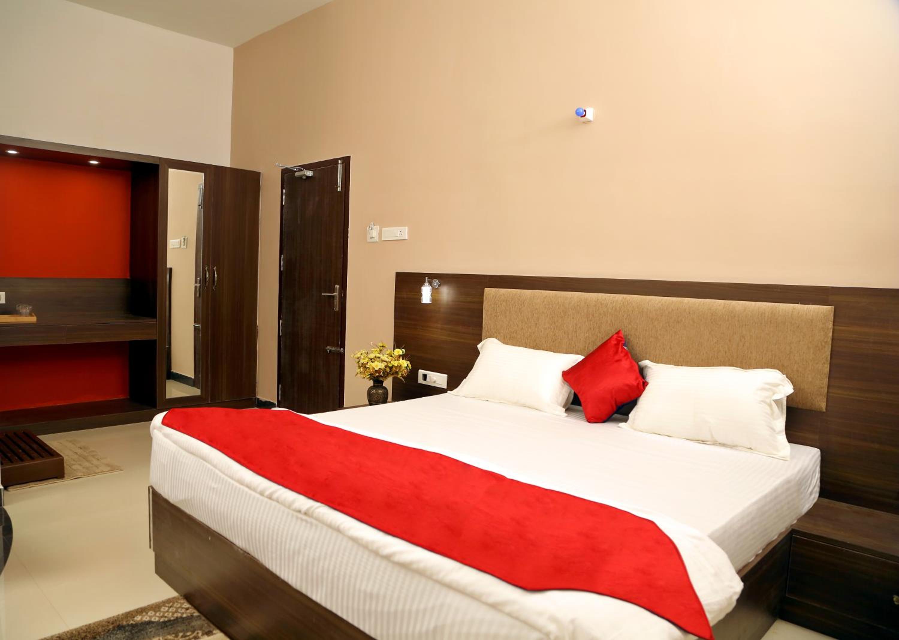 Deluxe Room (2 Adults + 1 Child) - Photo 3