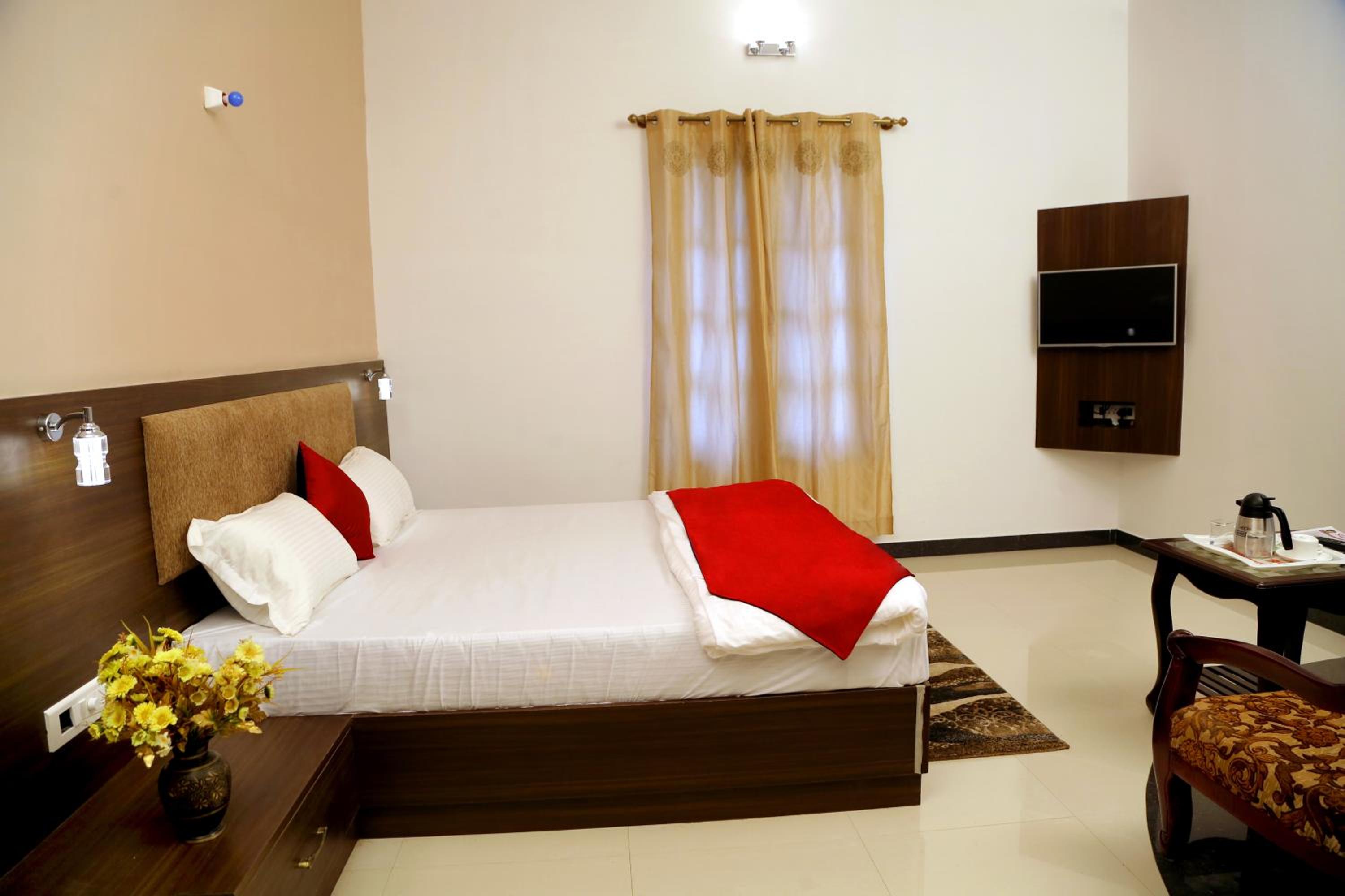 Deluxe Room (2 Adults + 1 Child) - Photo 1