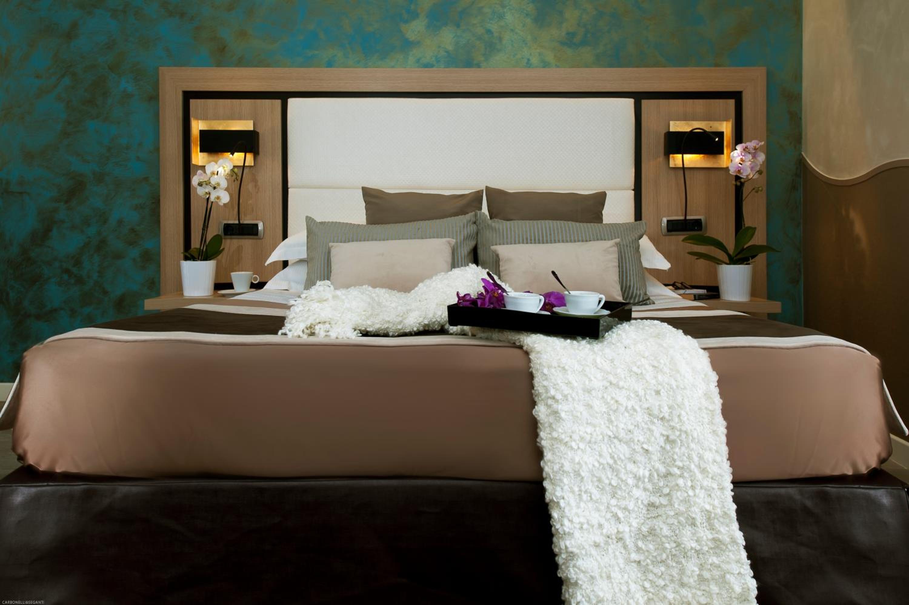 Deluxe Double Room with Spa Bath thumbnail 6