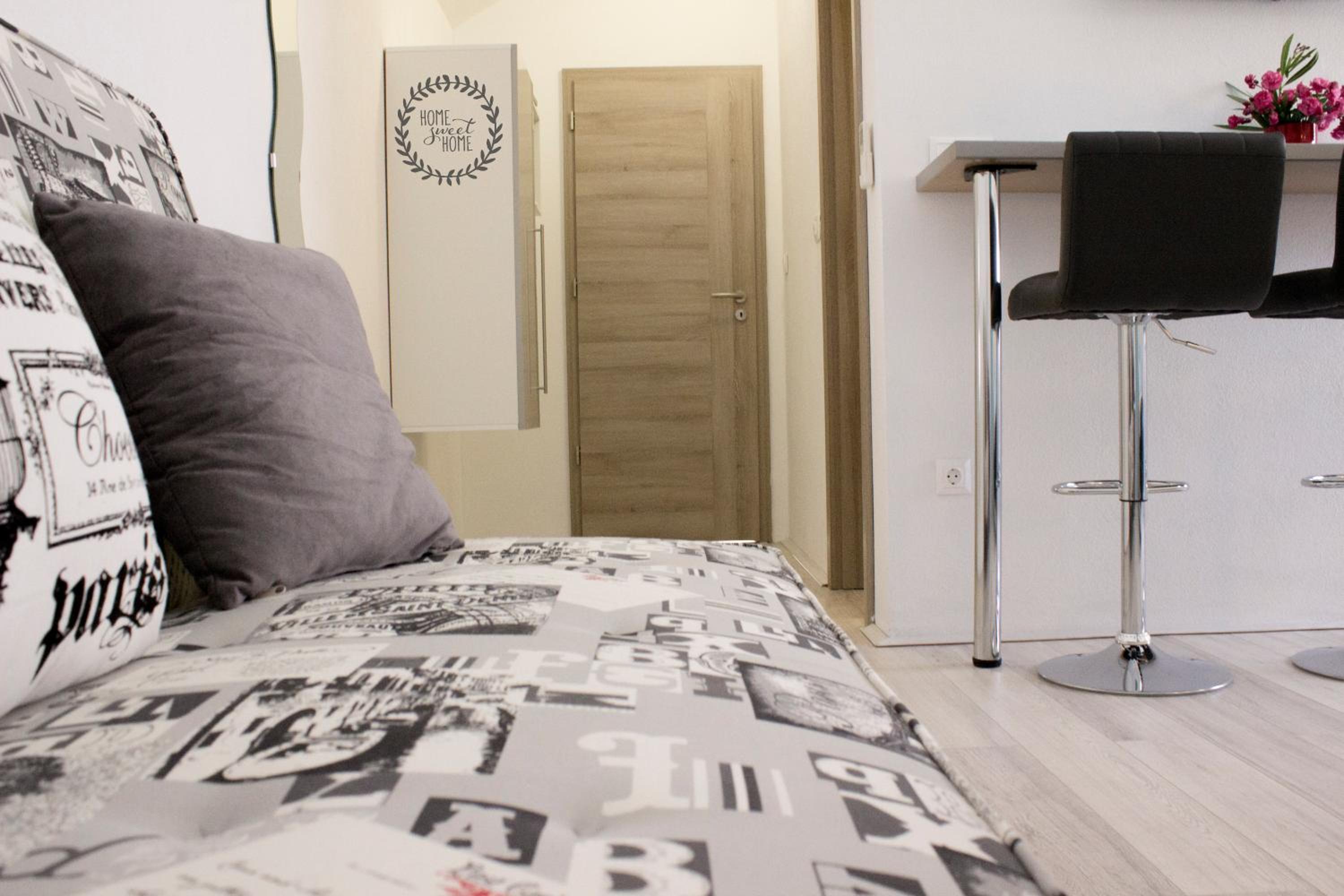 Studio Apartment - Photo 3