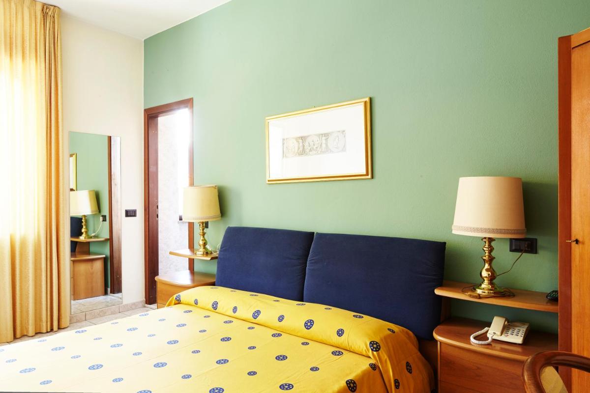 Double Room - Photo 5