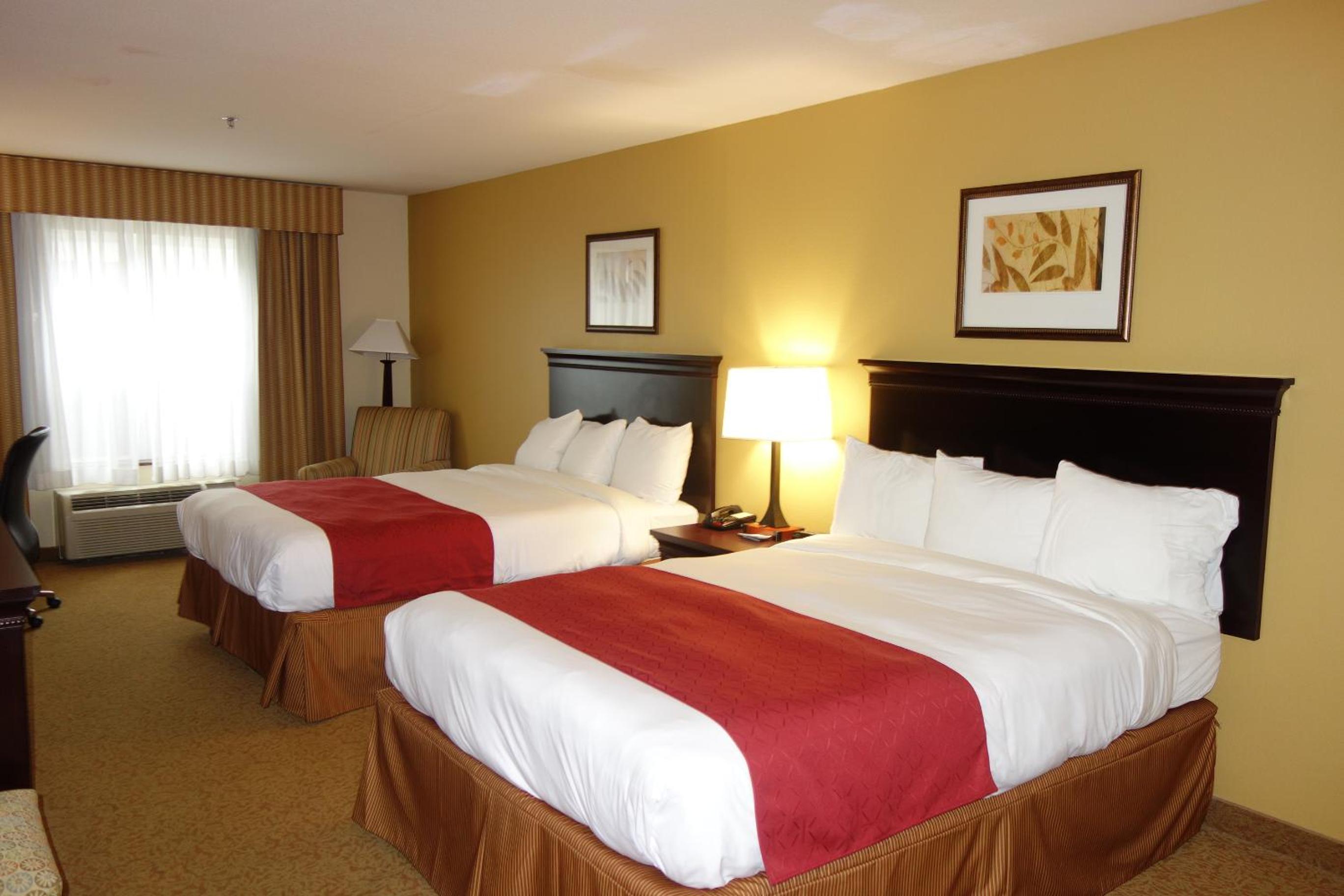 Queen Room with Two Queen Beds - Non-Smoking - Photo 4