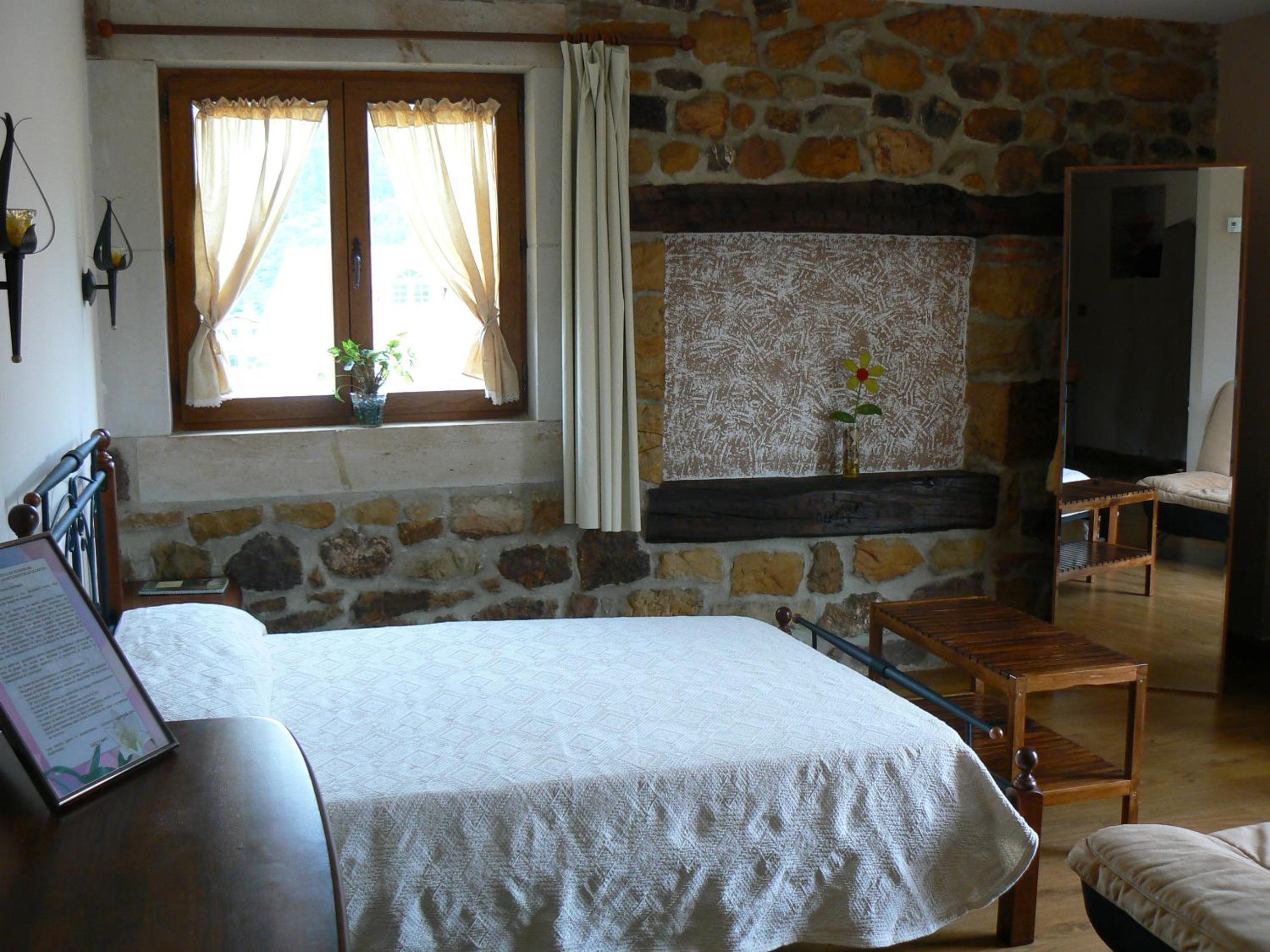 Standard Twin Room with Sofa - Photo 13