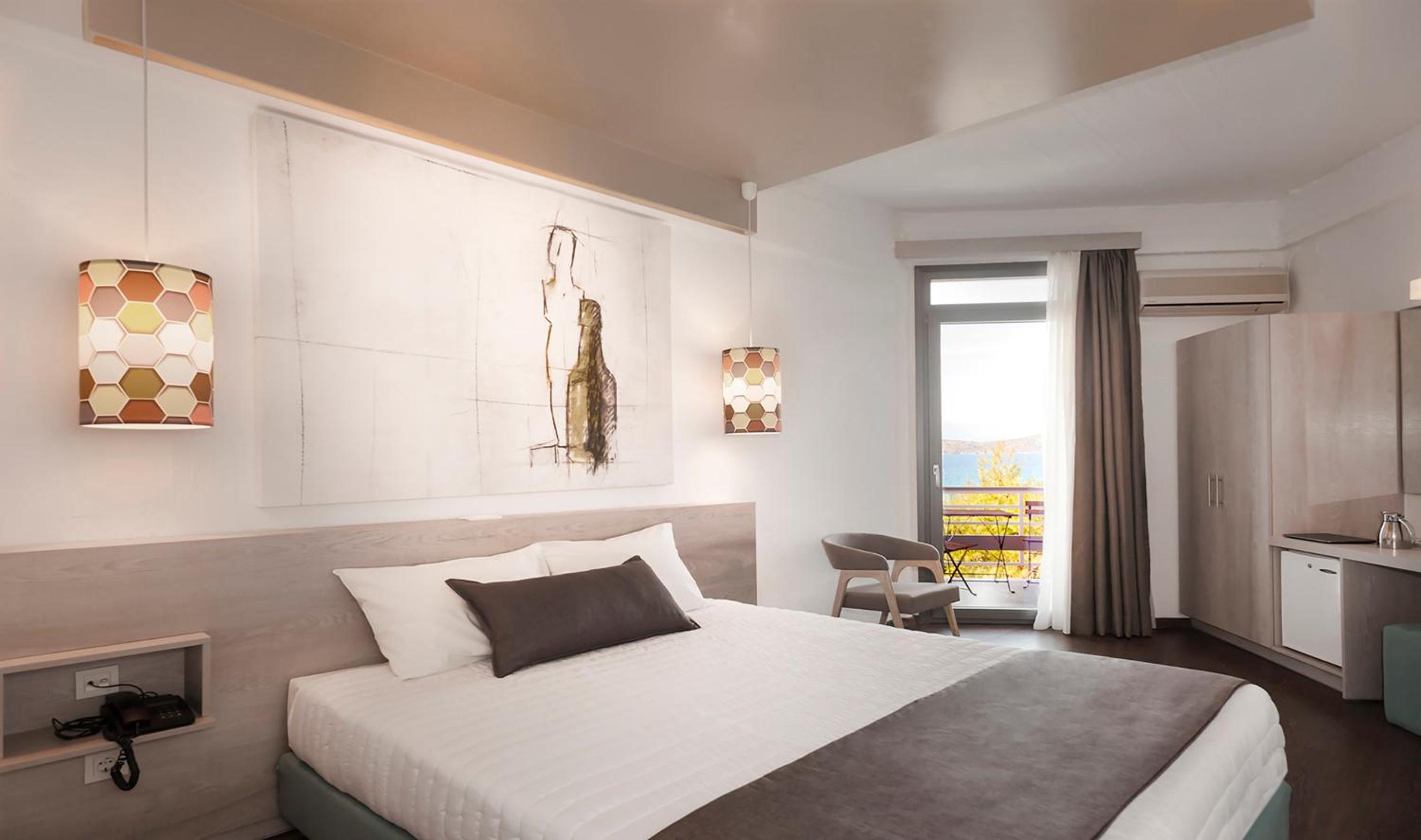 Twin or Double Room with Side Sea View - Photo 4