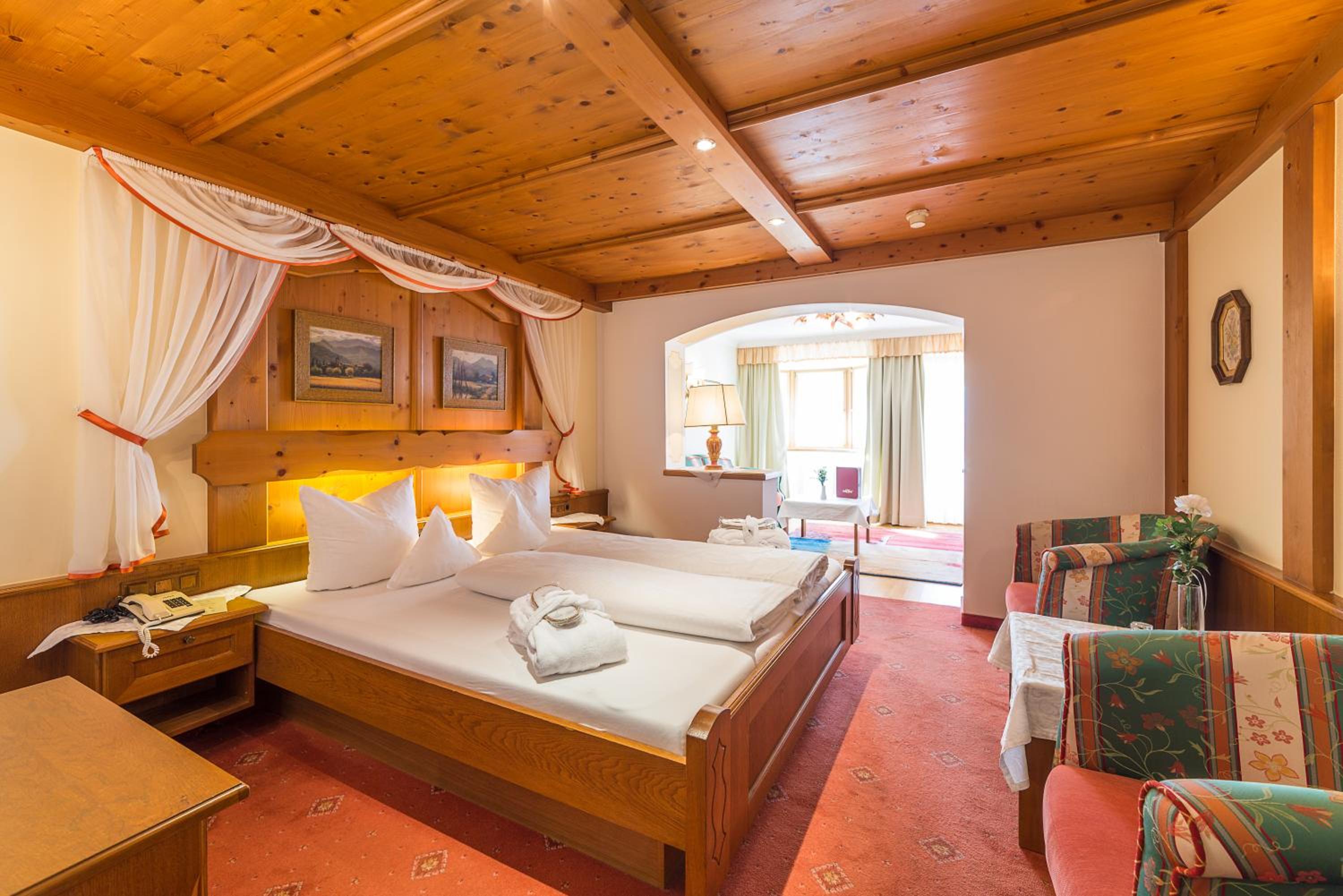 Junior Suite with Balcony - Photo 3