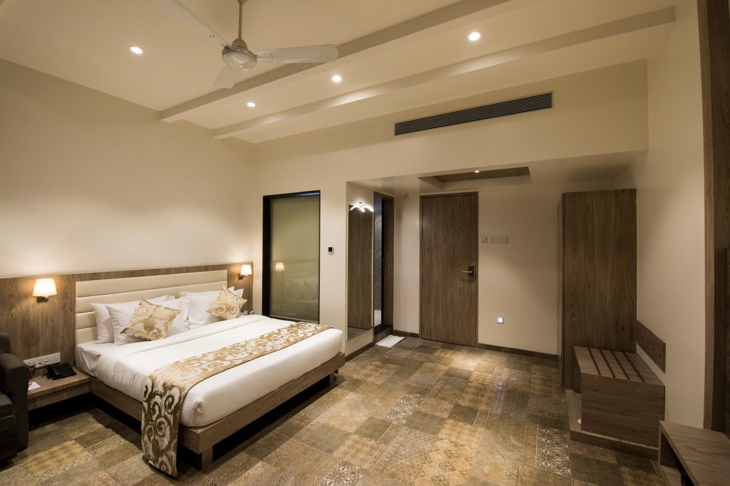 Executive Room King Bed photo 2