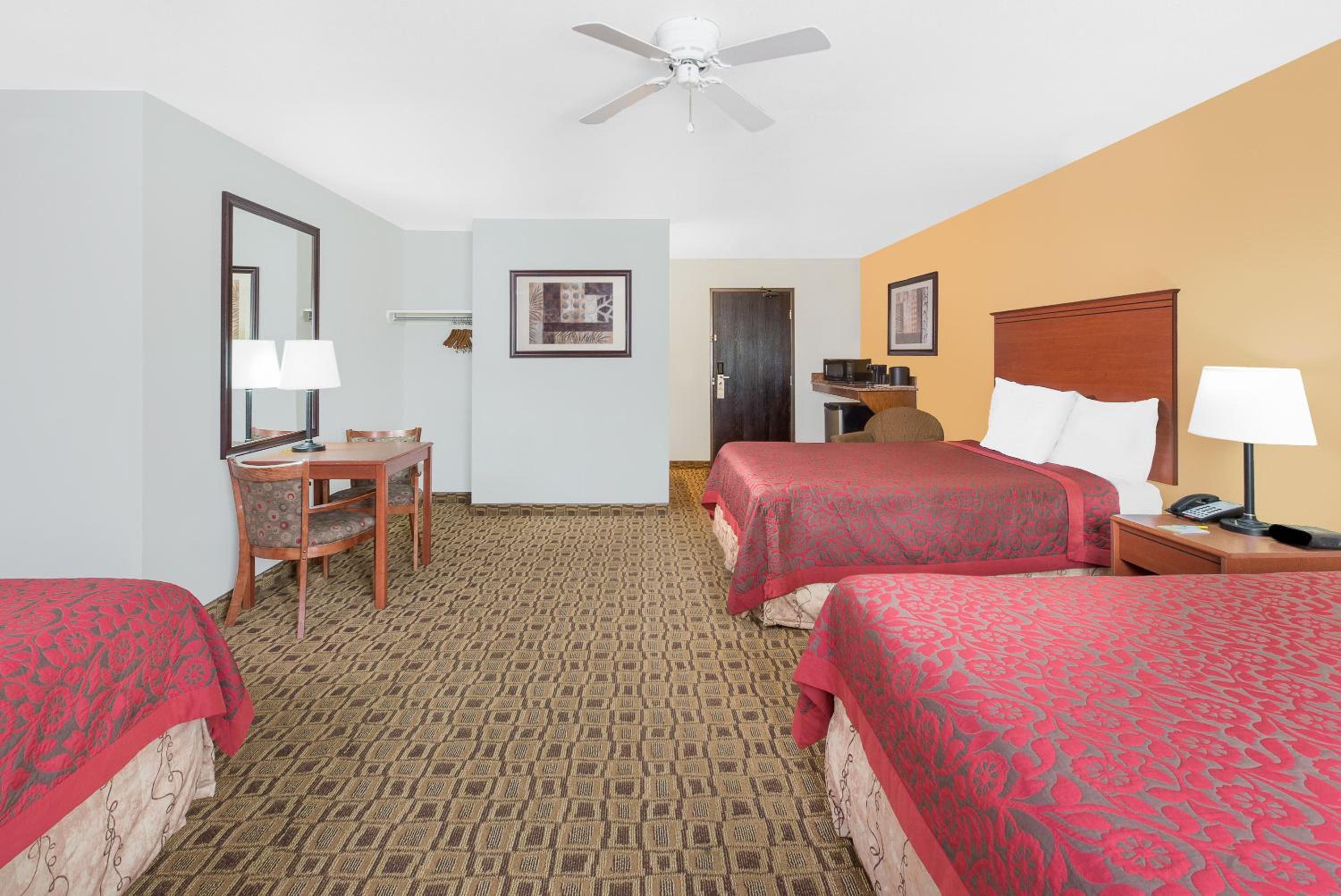 Superior Queen Suite - Non-Smoking photo 2