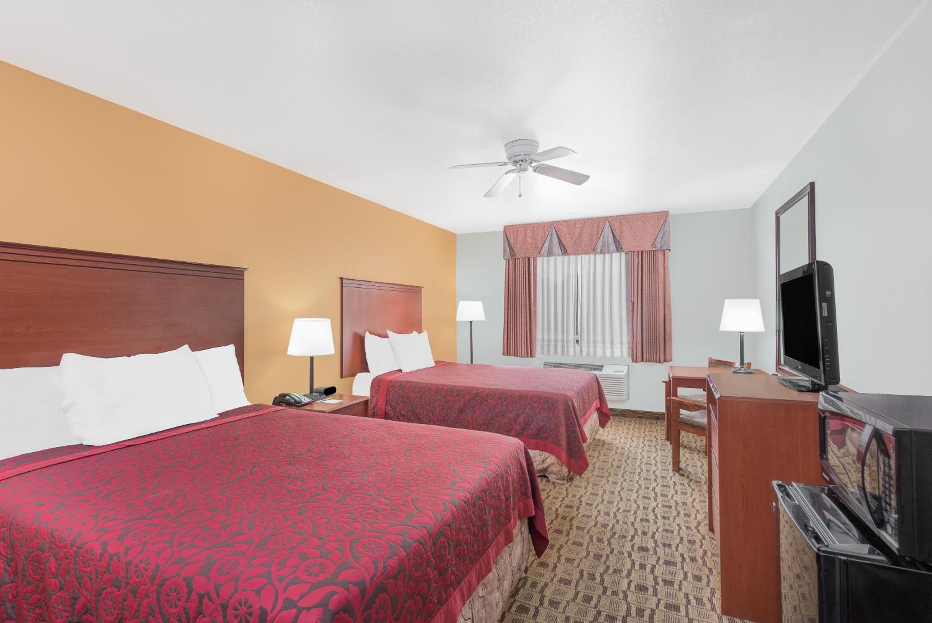 Queen Room with Two Queen Beds - Non-Smoking - Photo 4