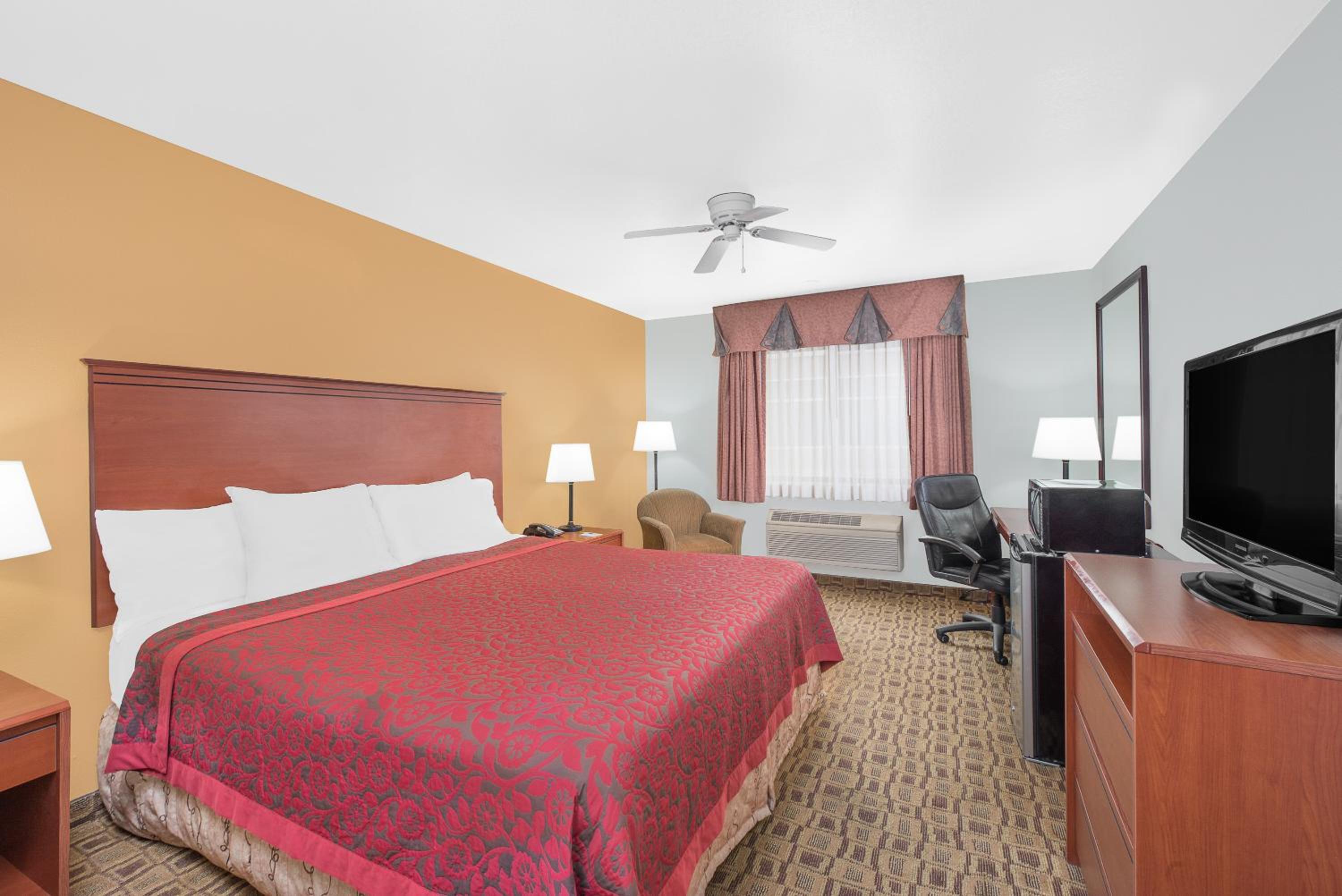 King Room - Non-Smoking - Photo 2