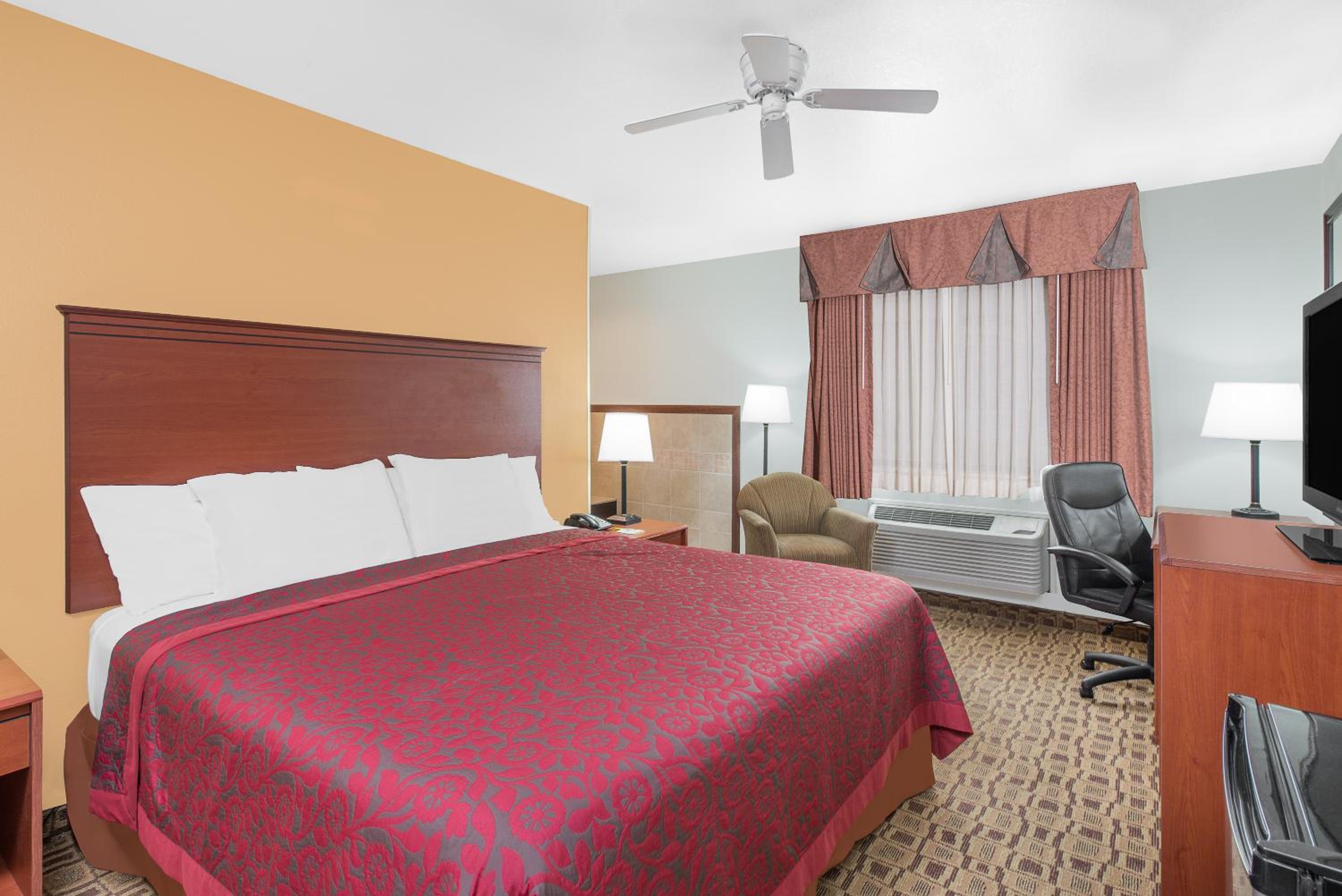 King Room - Non-Smoking - Photo 4