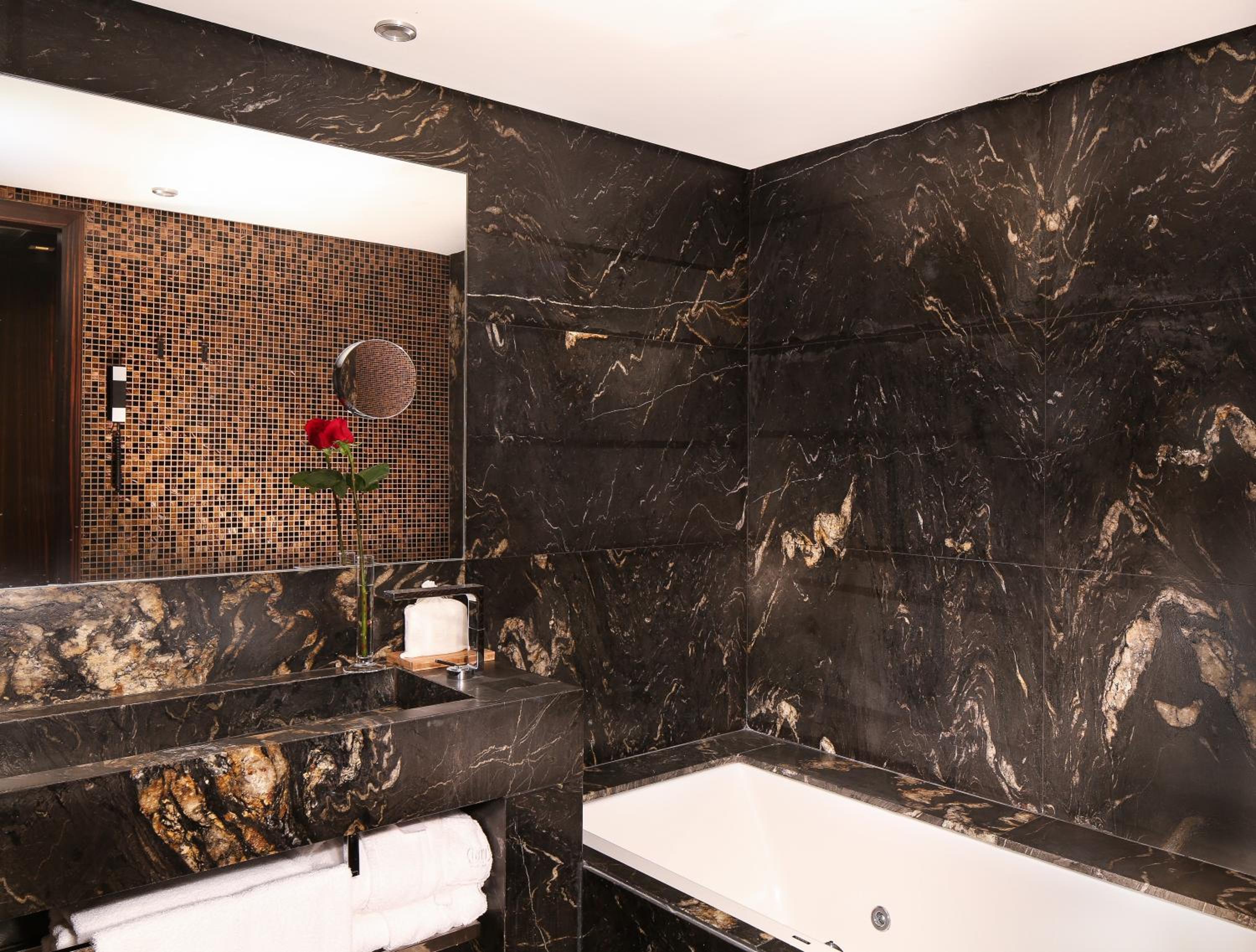 Junior Suite (1-2 Adults) thumbnail 6