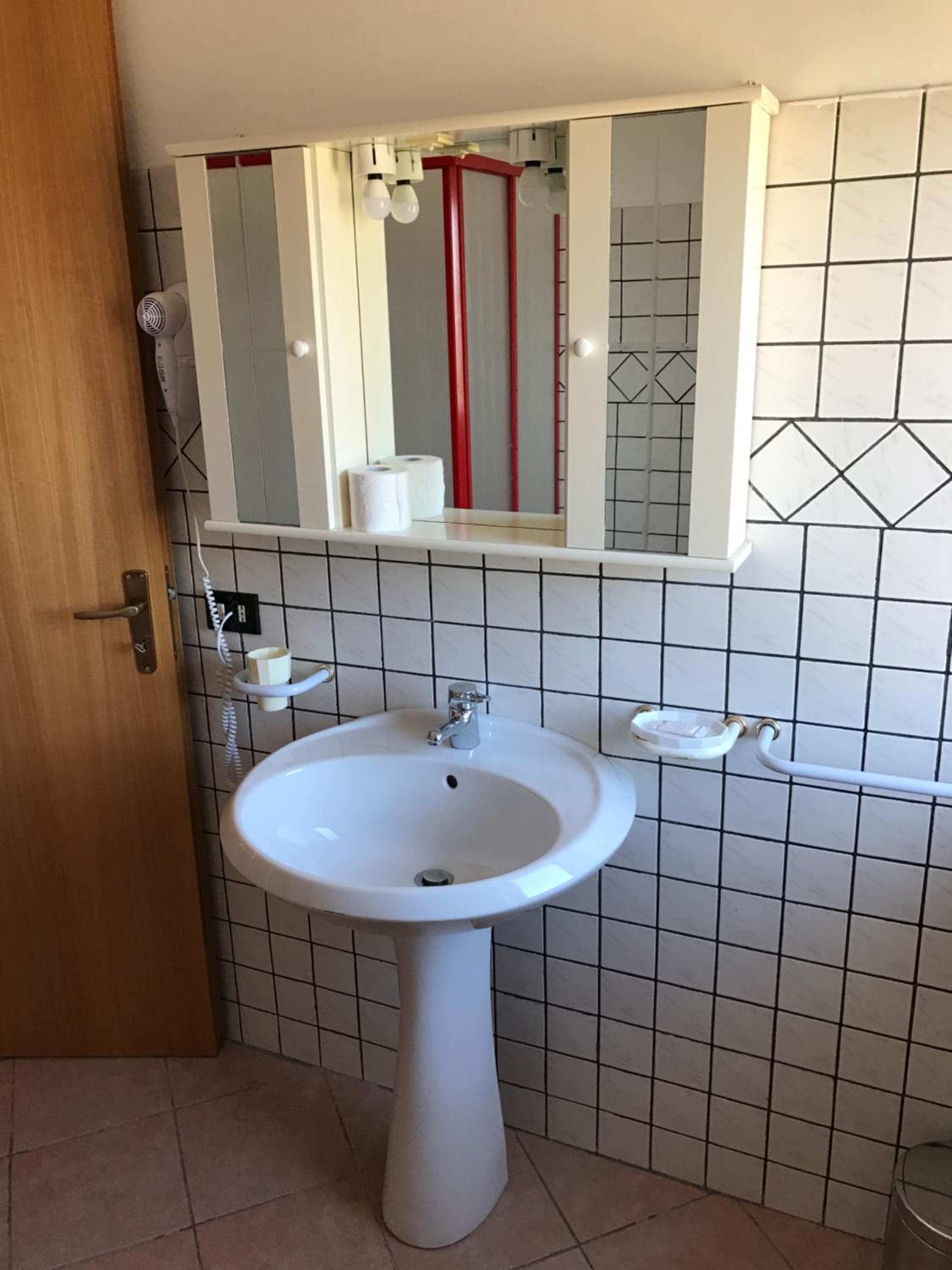 Double Room with Private External Bathroom - Photo 3