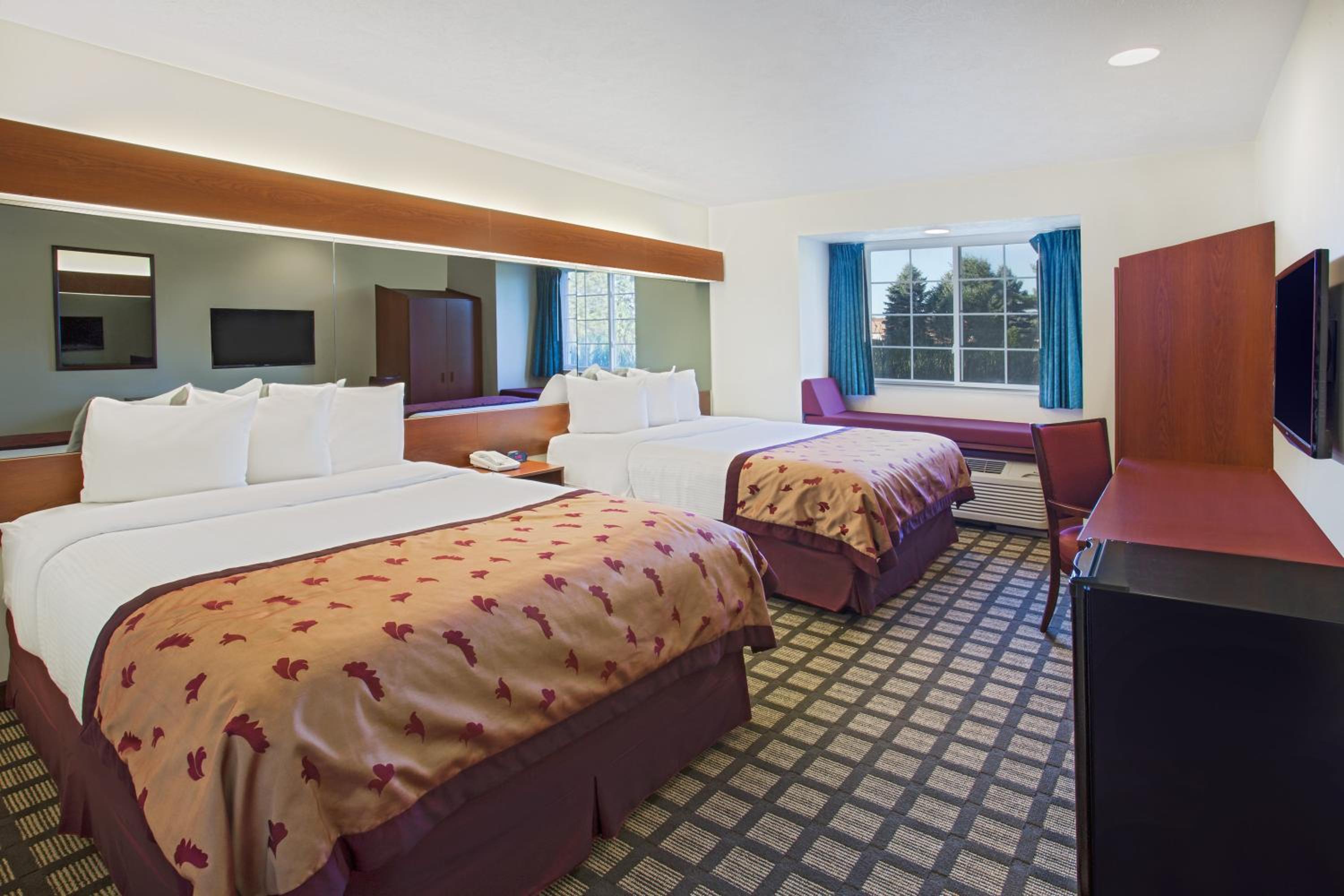 Queen Room with Two Queen Beds - Non-Smoking - Photo 1