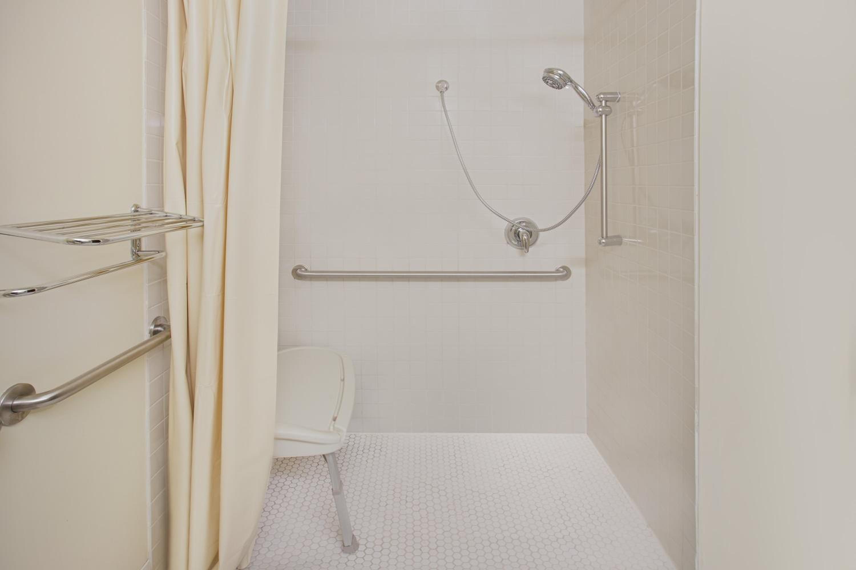 Queen Room with Two Queen Beds - Mobility Access/Non-Smoking - Photo 2