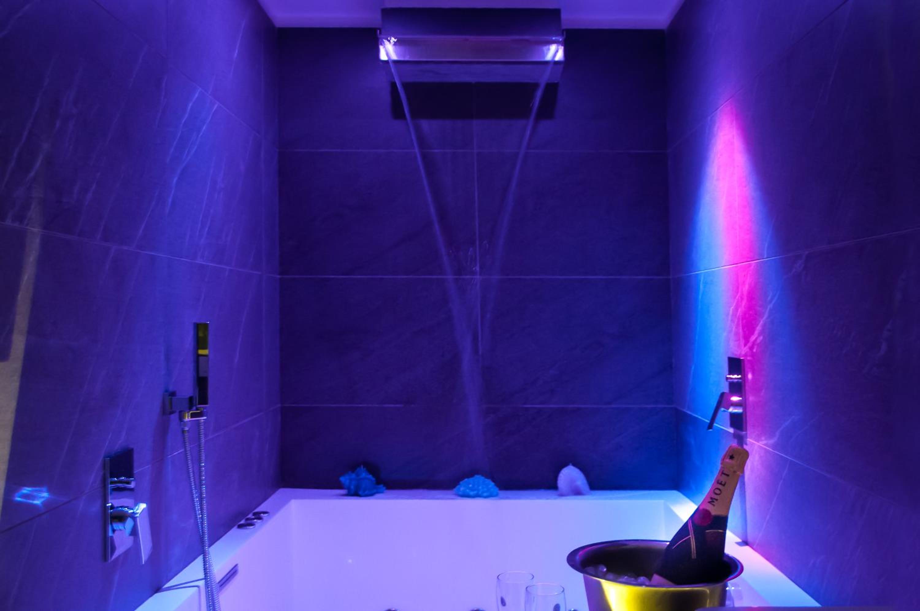 Junior Suite with Spa Bath and Castle View photo 3