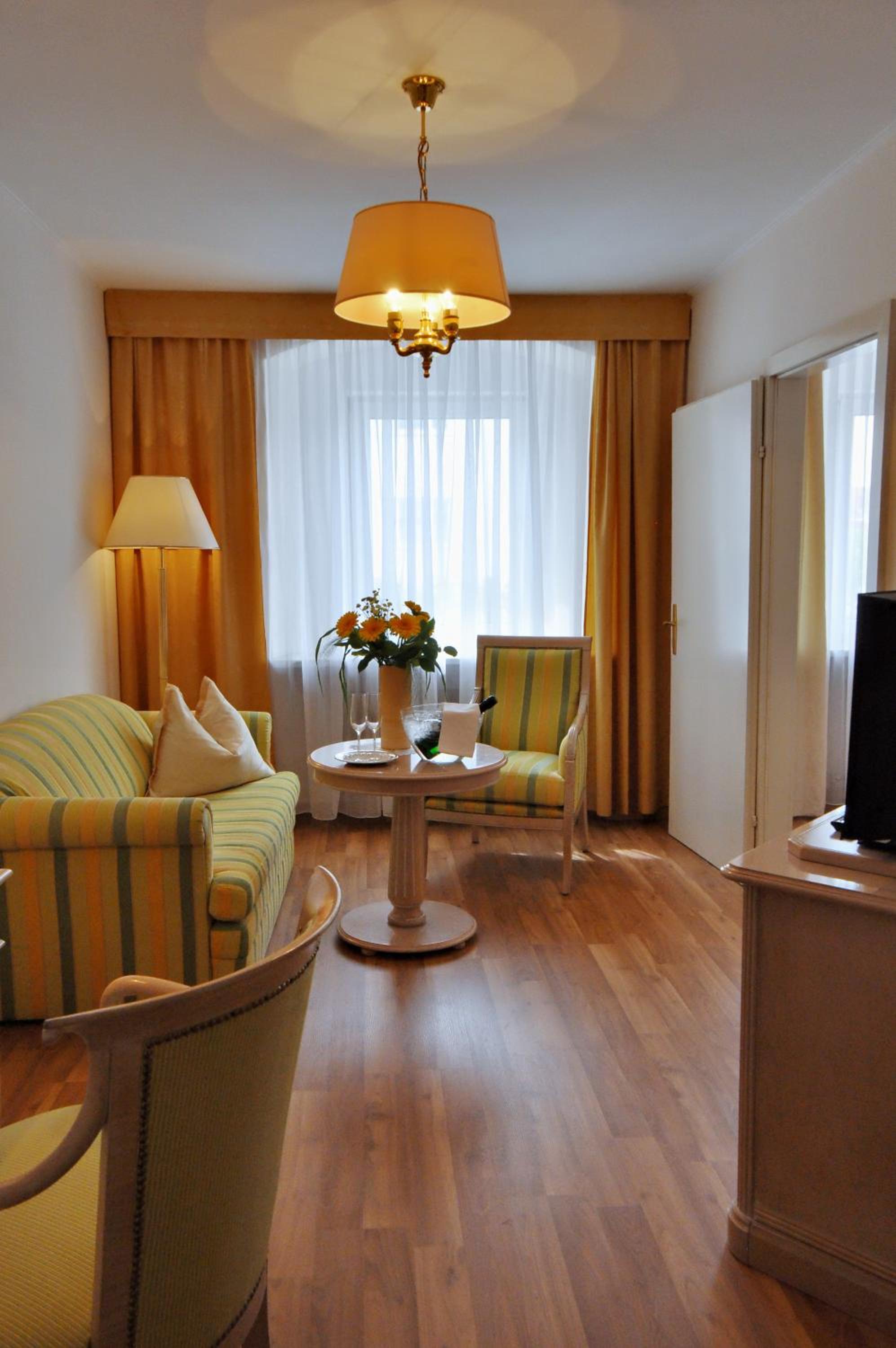 Suite - Photo 9