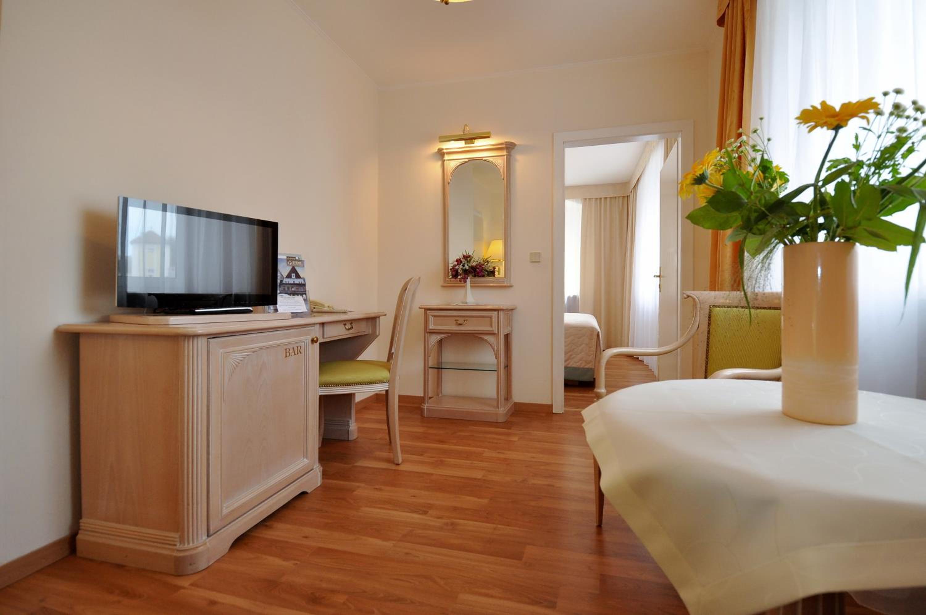 Suite - Photo 1