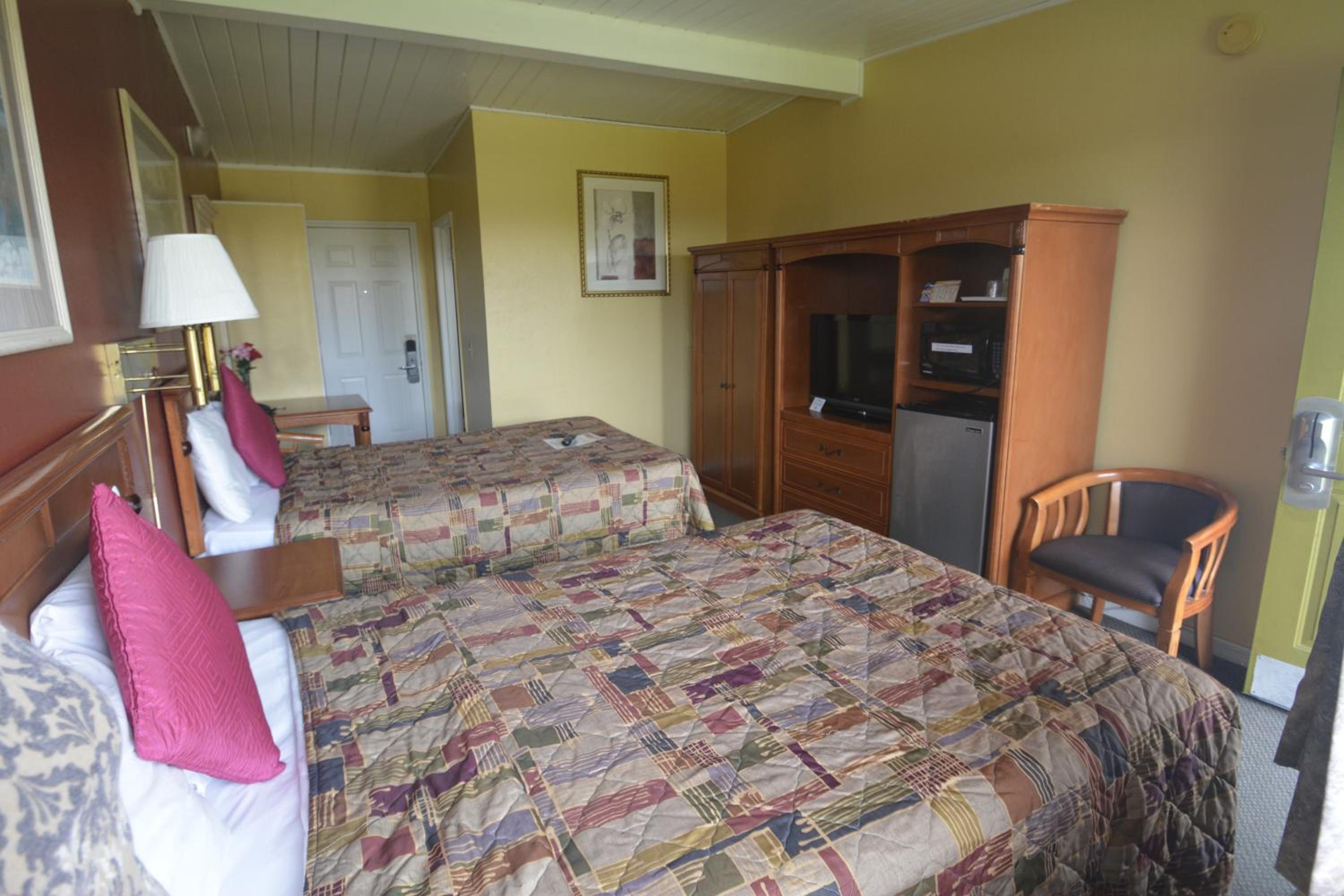 Queen Room with Two Queen Beds photo 1