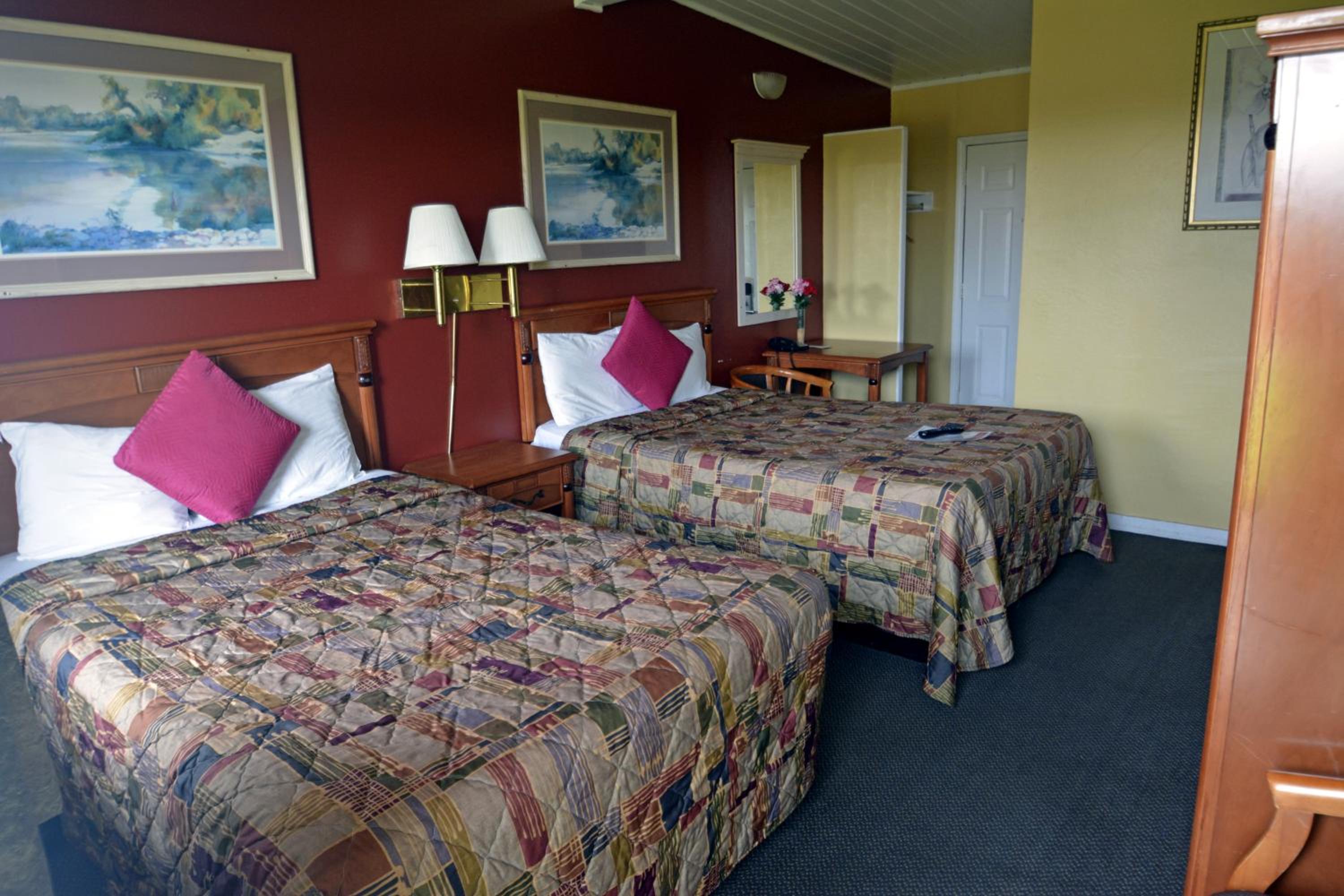 Queen Room with Two Queen Beds photo 2