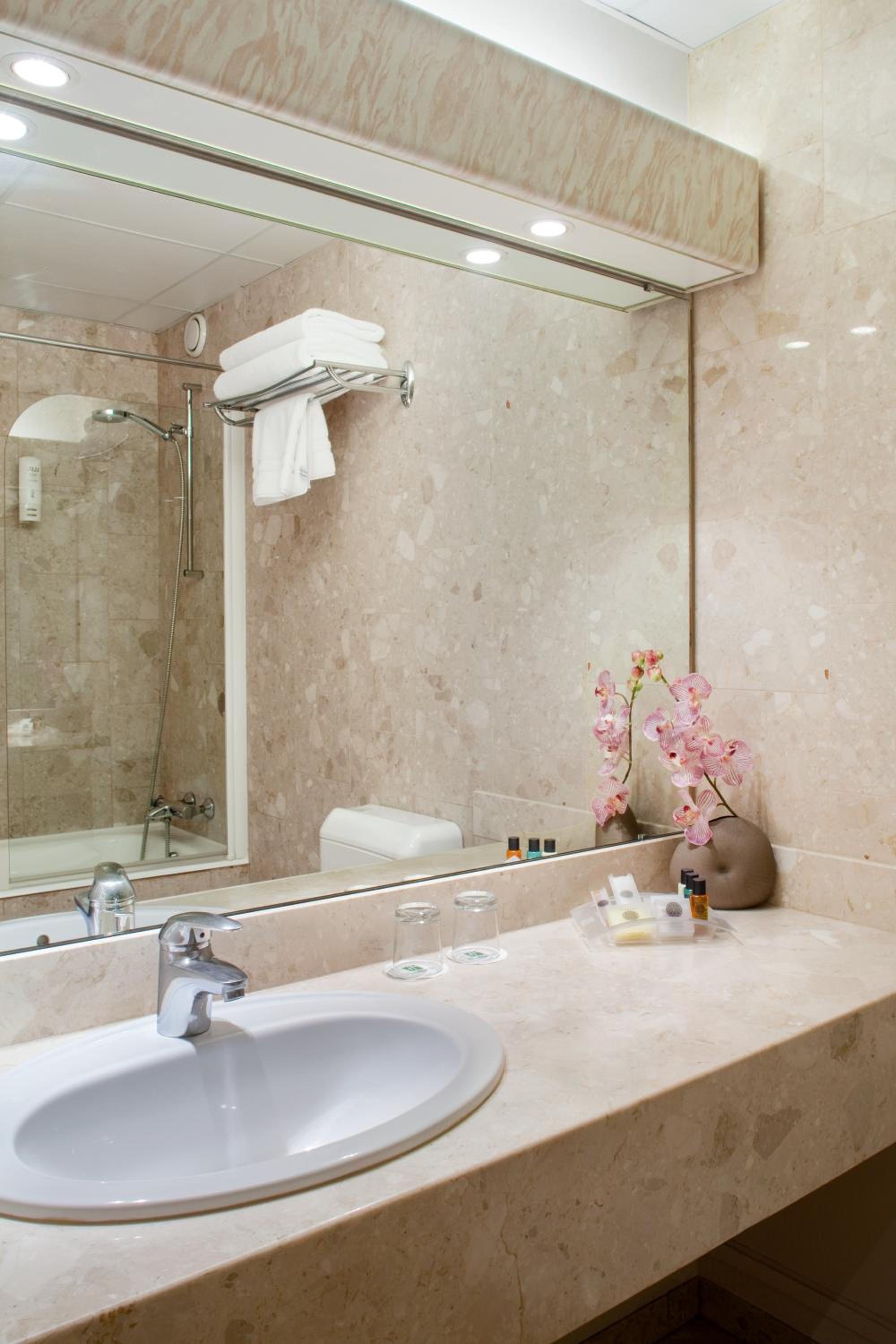 Classic Double Room with Two Double Beds - Photo 4