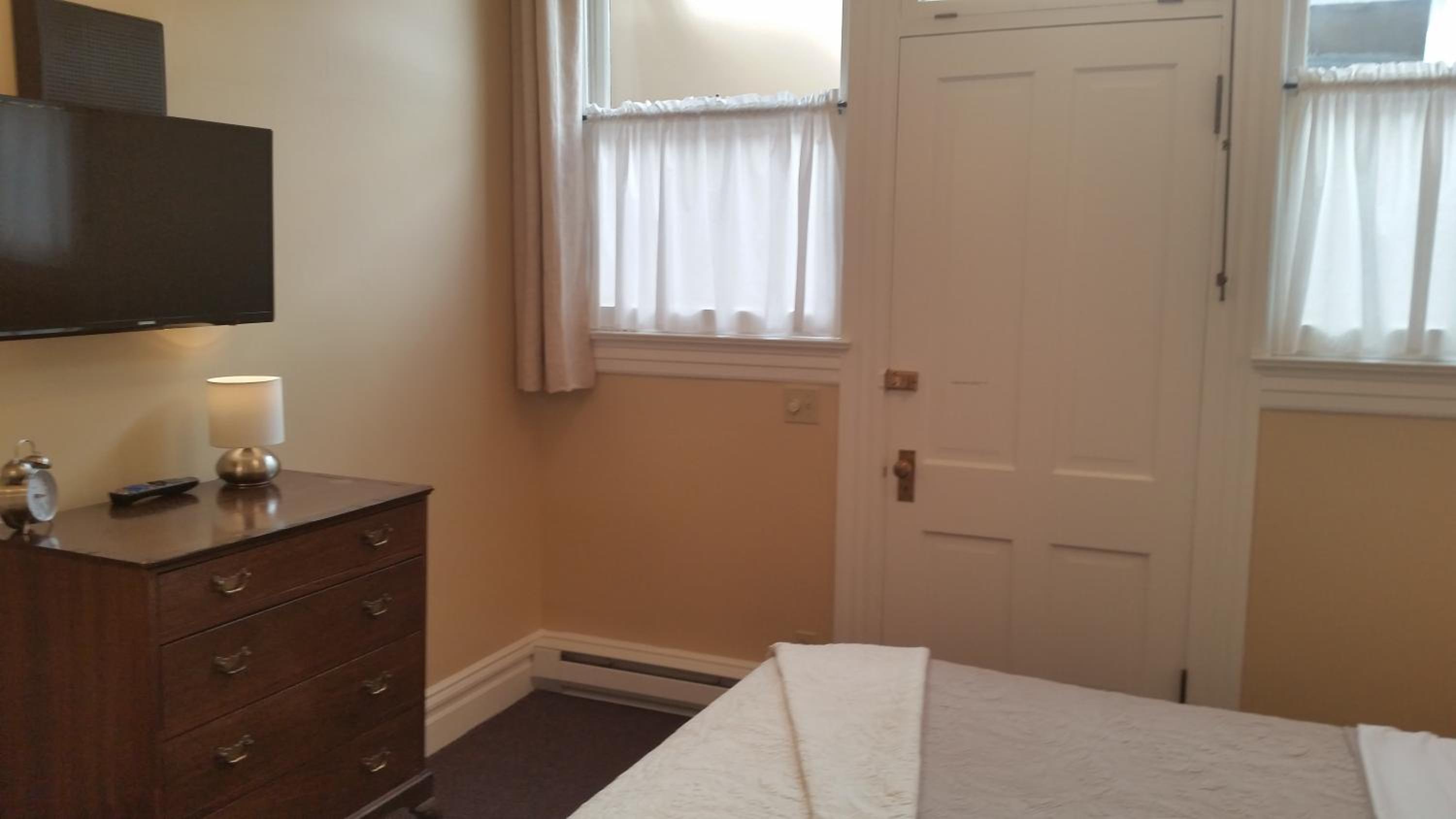 Petite Interior Room - No View photo 2