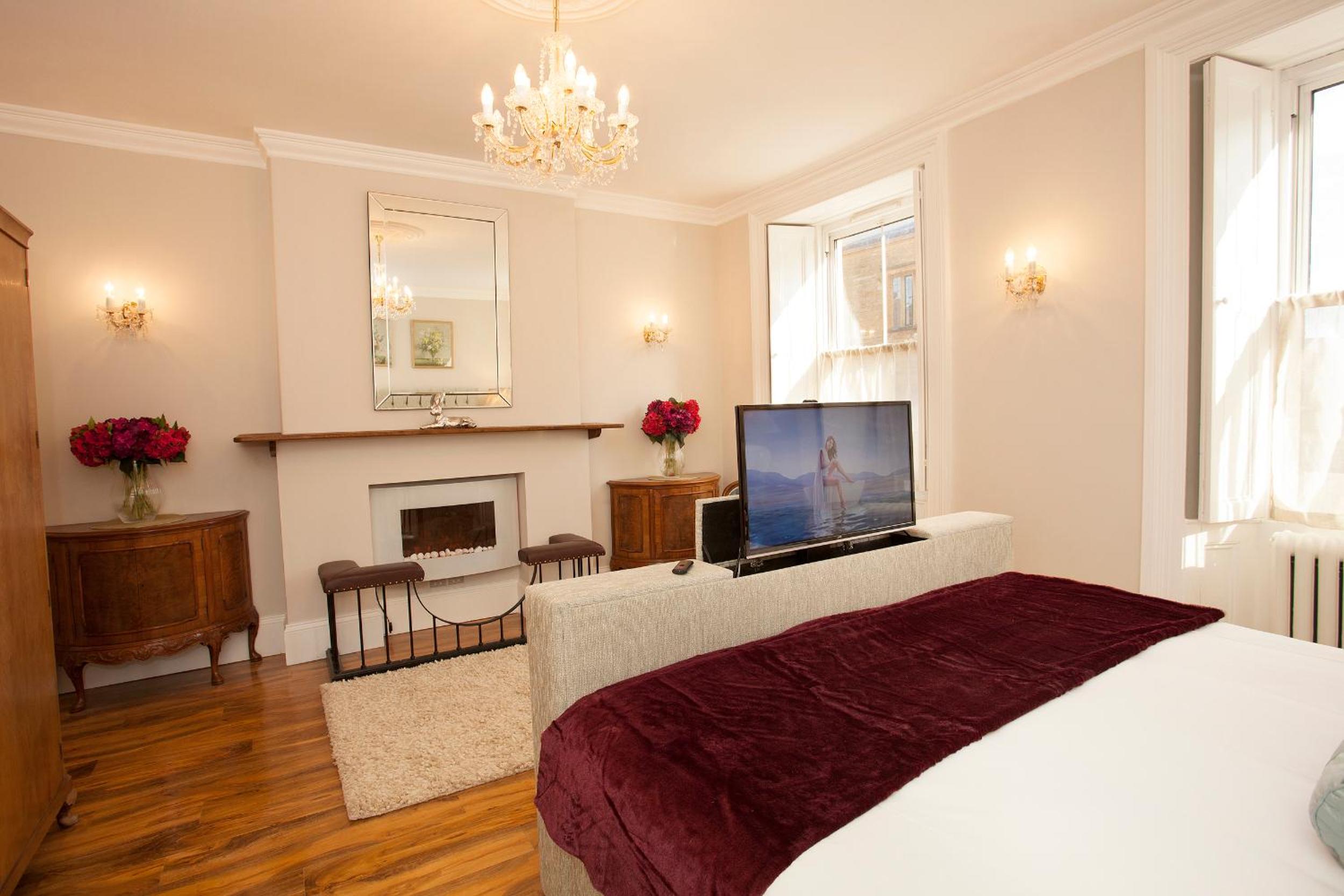 Deluxe King Room - Photo 2