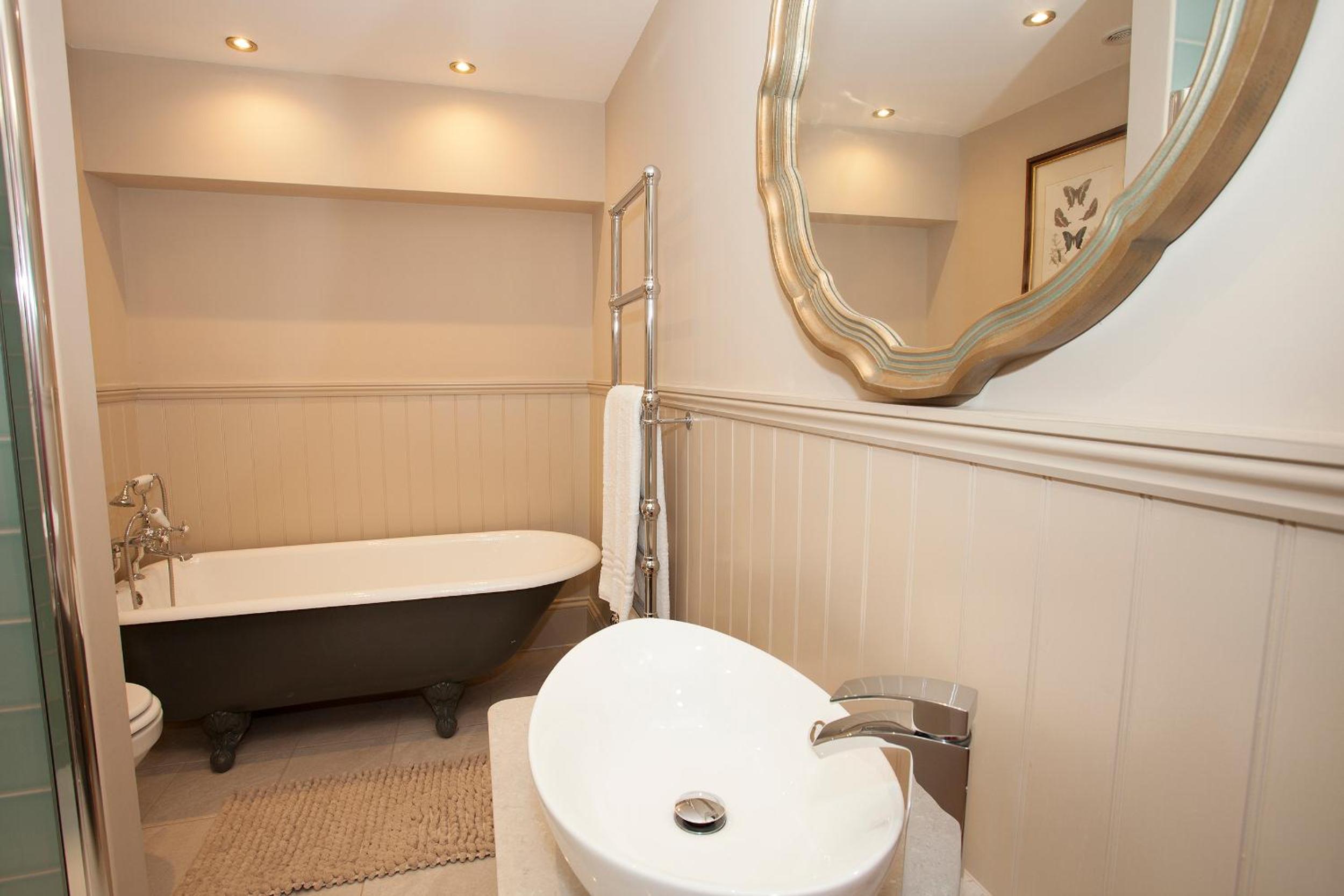 Deluxe King Room - Photo 4