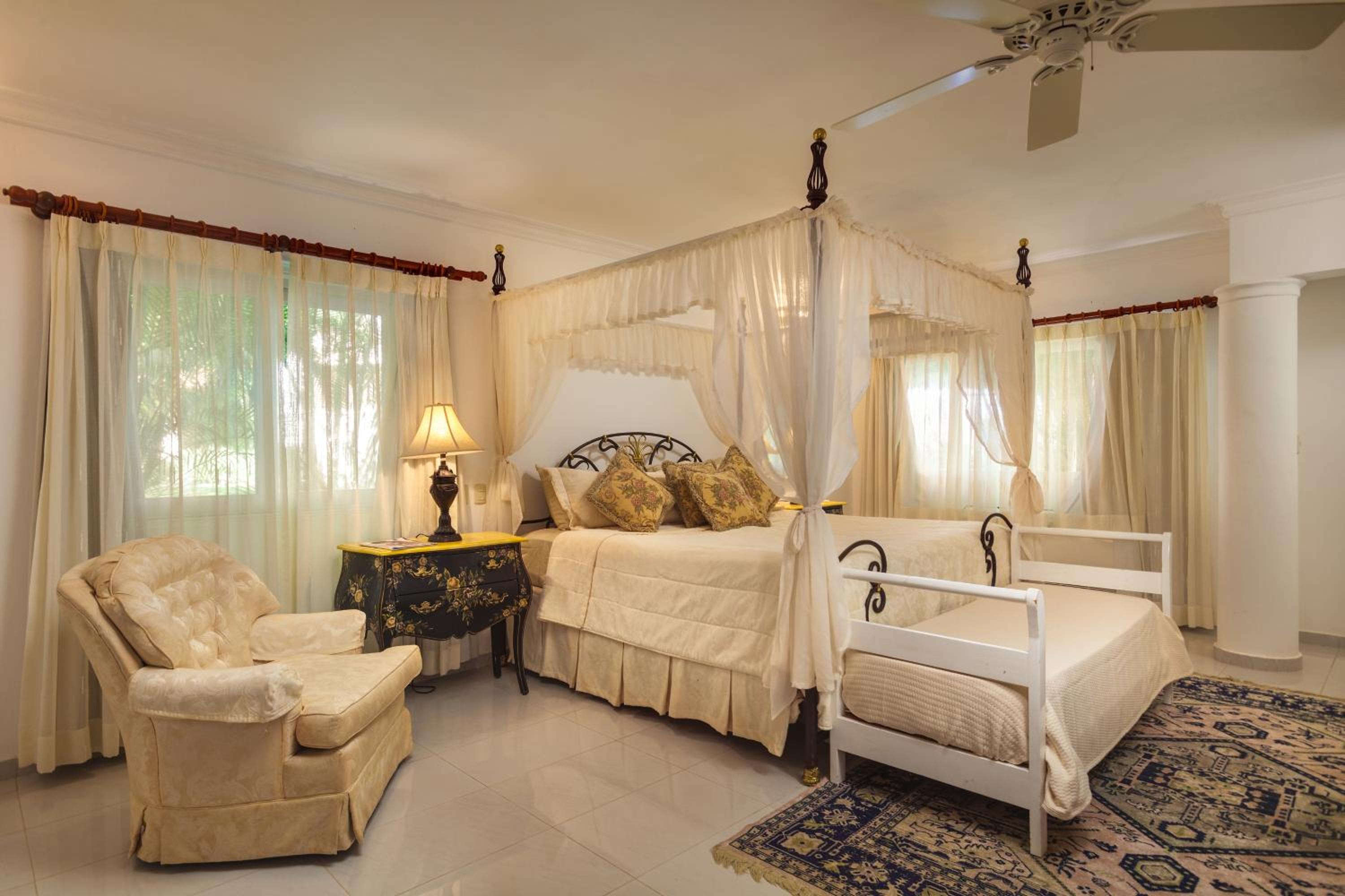 Classic Five-Bedroom Villa - Golf Cart Included - Photo 5