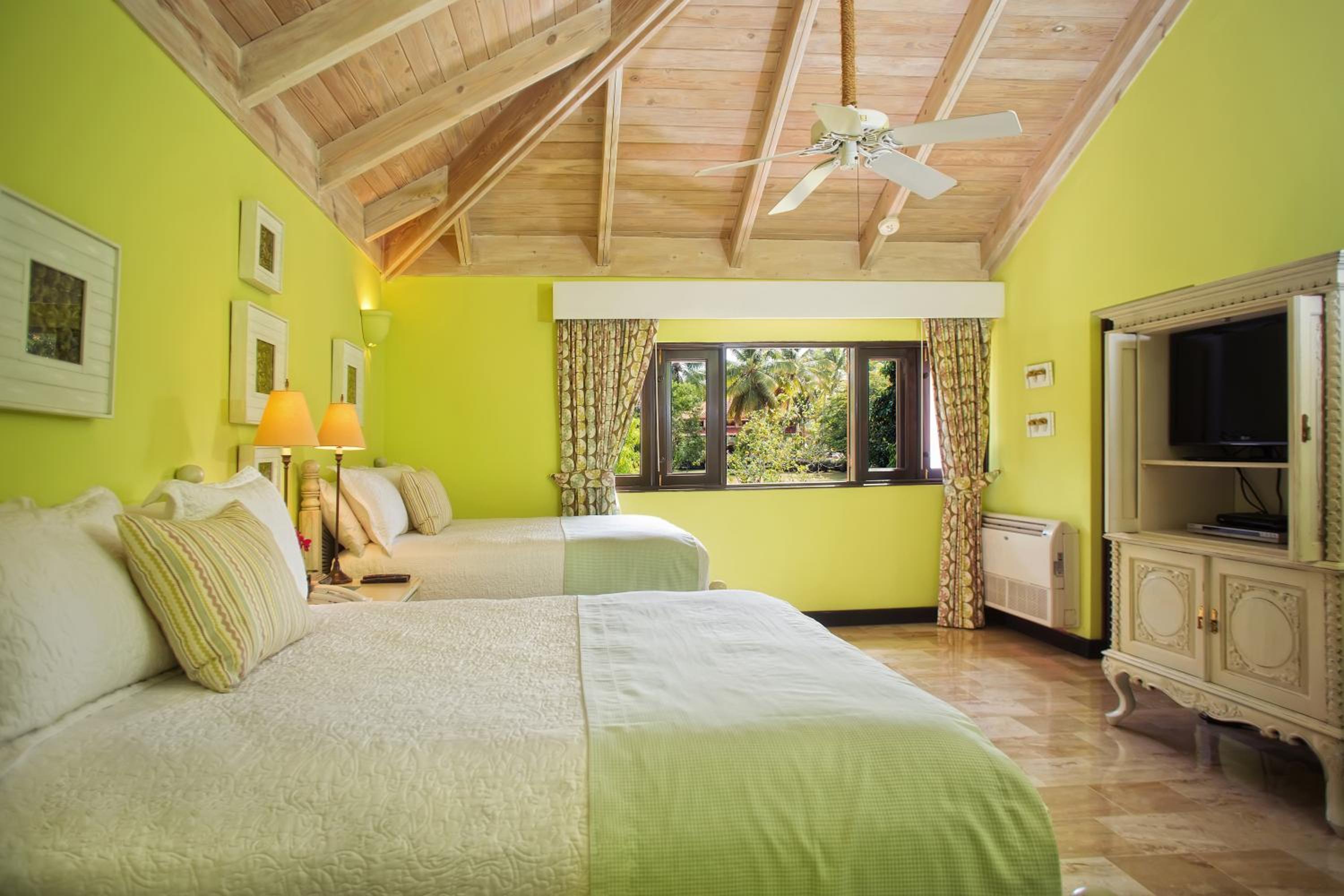 Classic Four-Bedroom Villa - Golf Cart Included - Photo 4