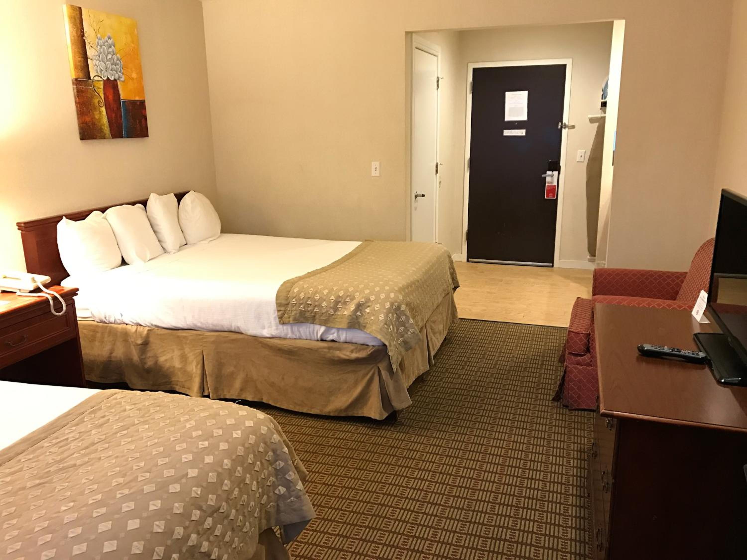 Queen Room with Two Queen Beds - Non-Smoking - Photo 7