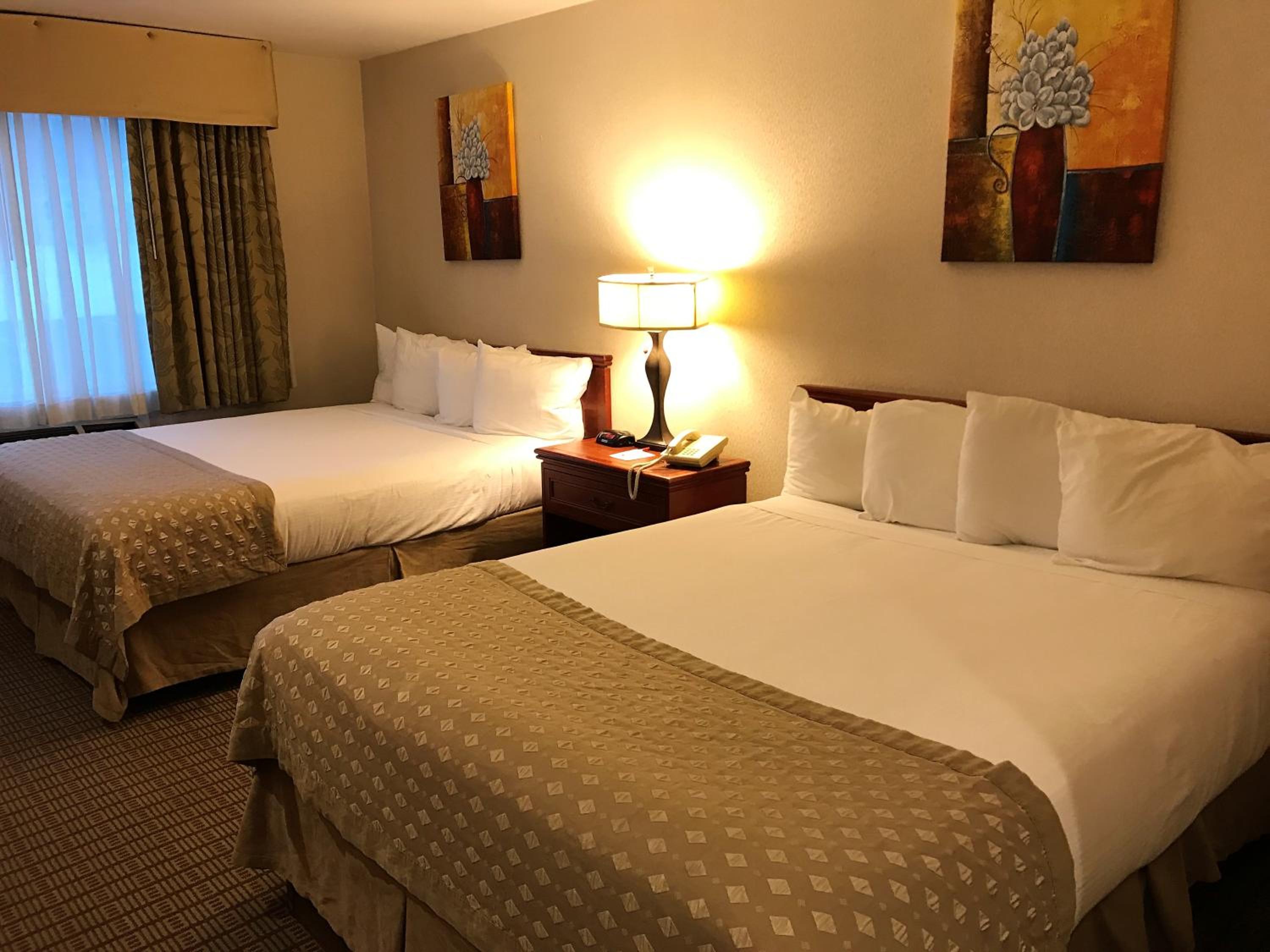 Queen Room with Two Queen Beds - Non-Smoking - Photo 4