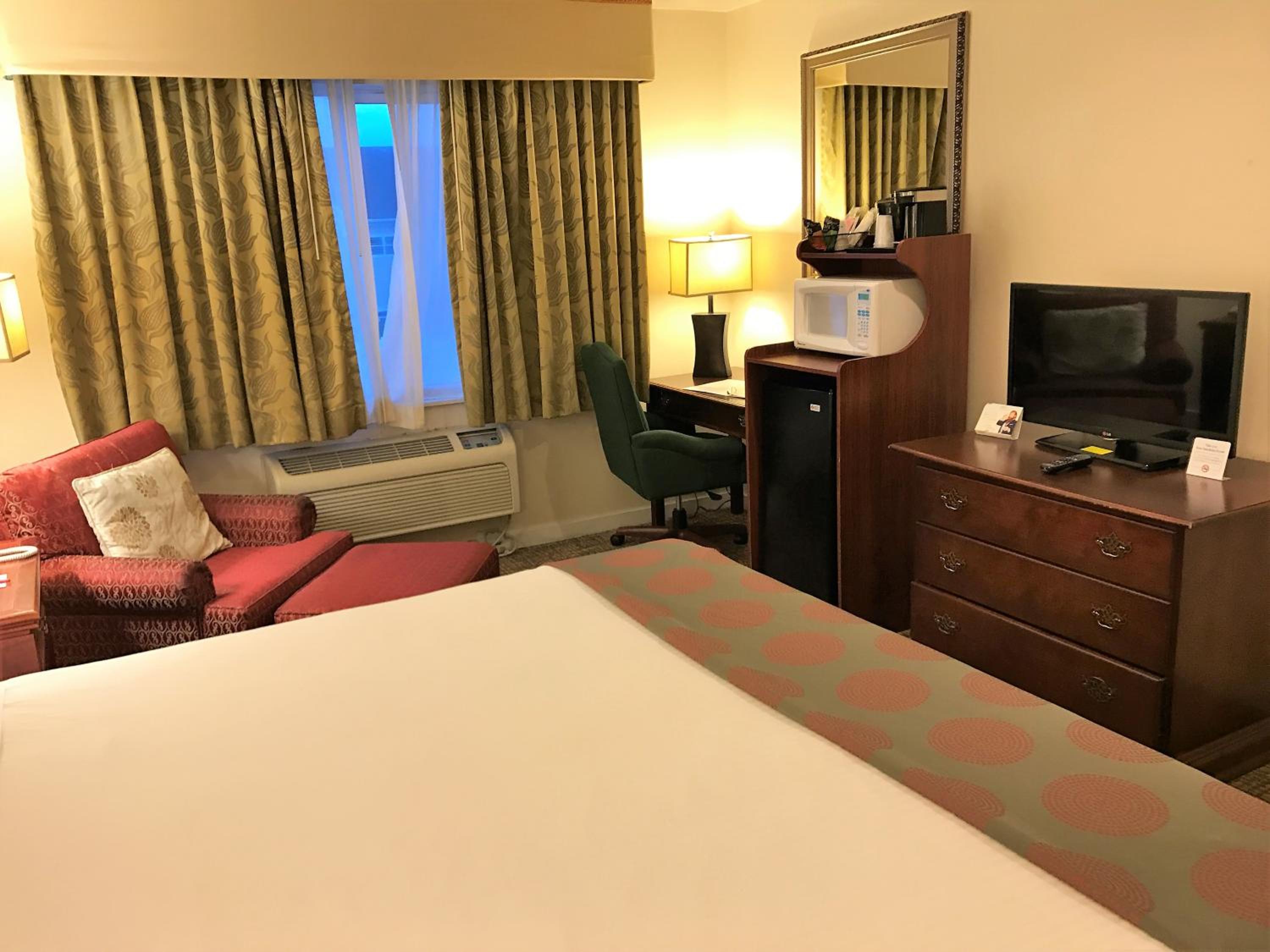 King Room - Non-Smoking - Photo 3