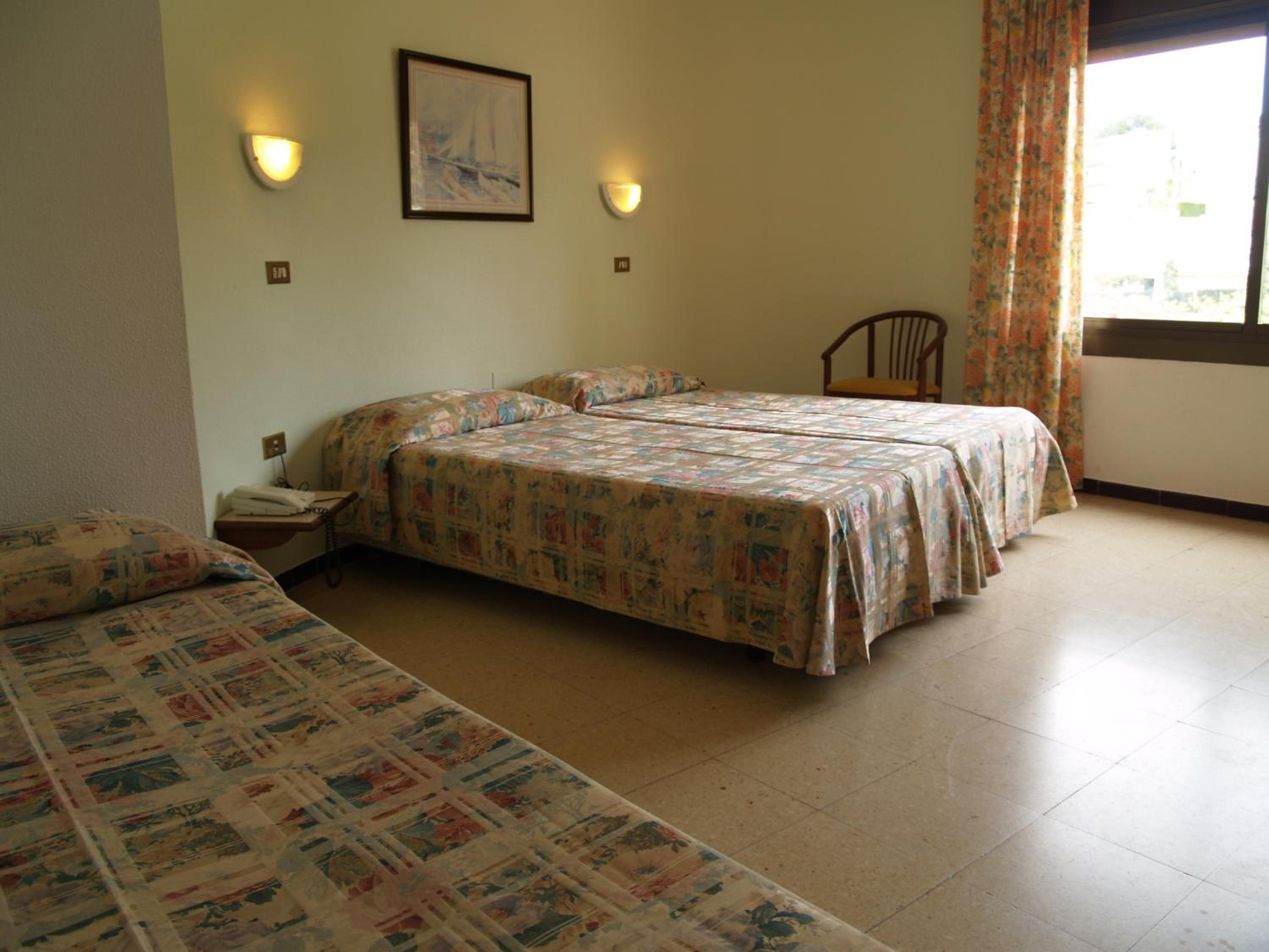Triple Room (2 Adults + 1 Child) - Photo 3