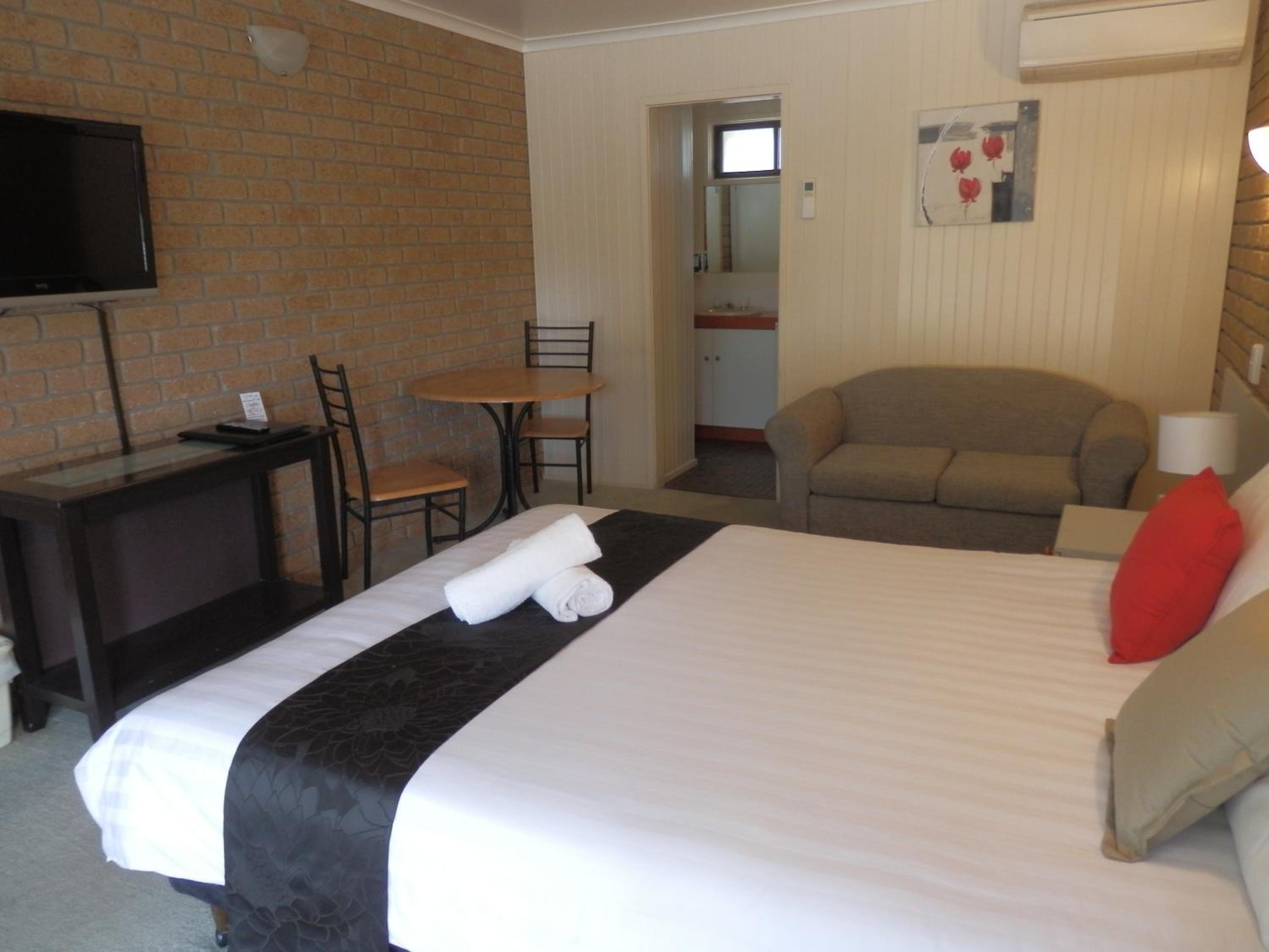 Queen Room photo 2