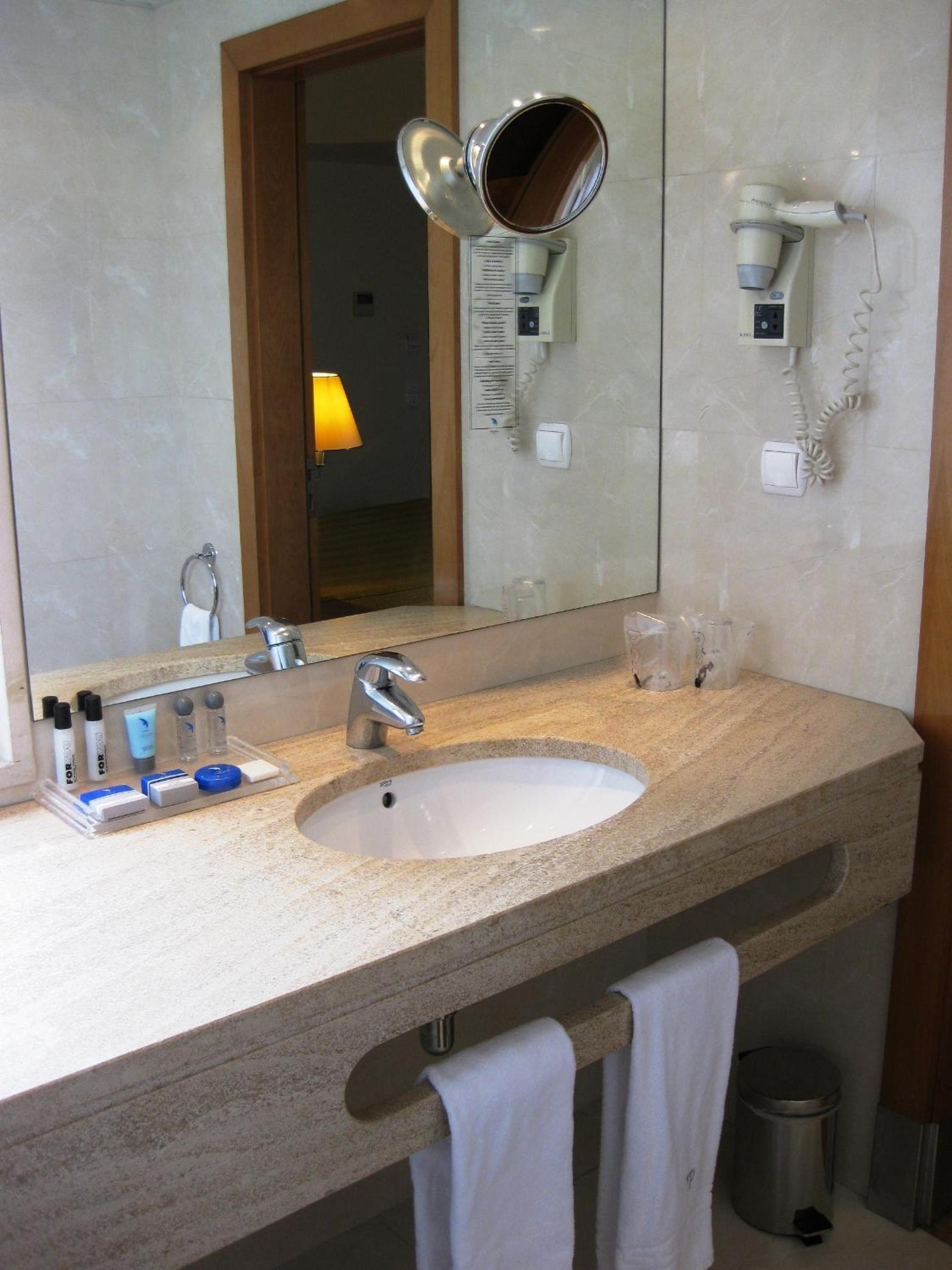 Double or Twin Room with Free Parking - Photo 2