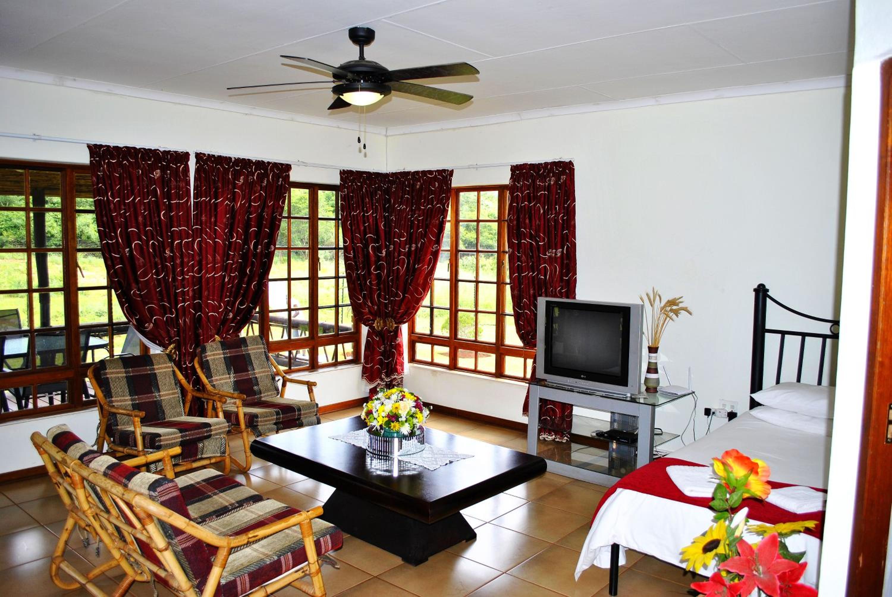 Two-Bedroom Cottage - Photo 3
