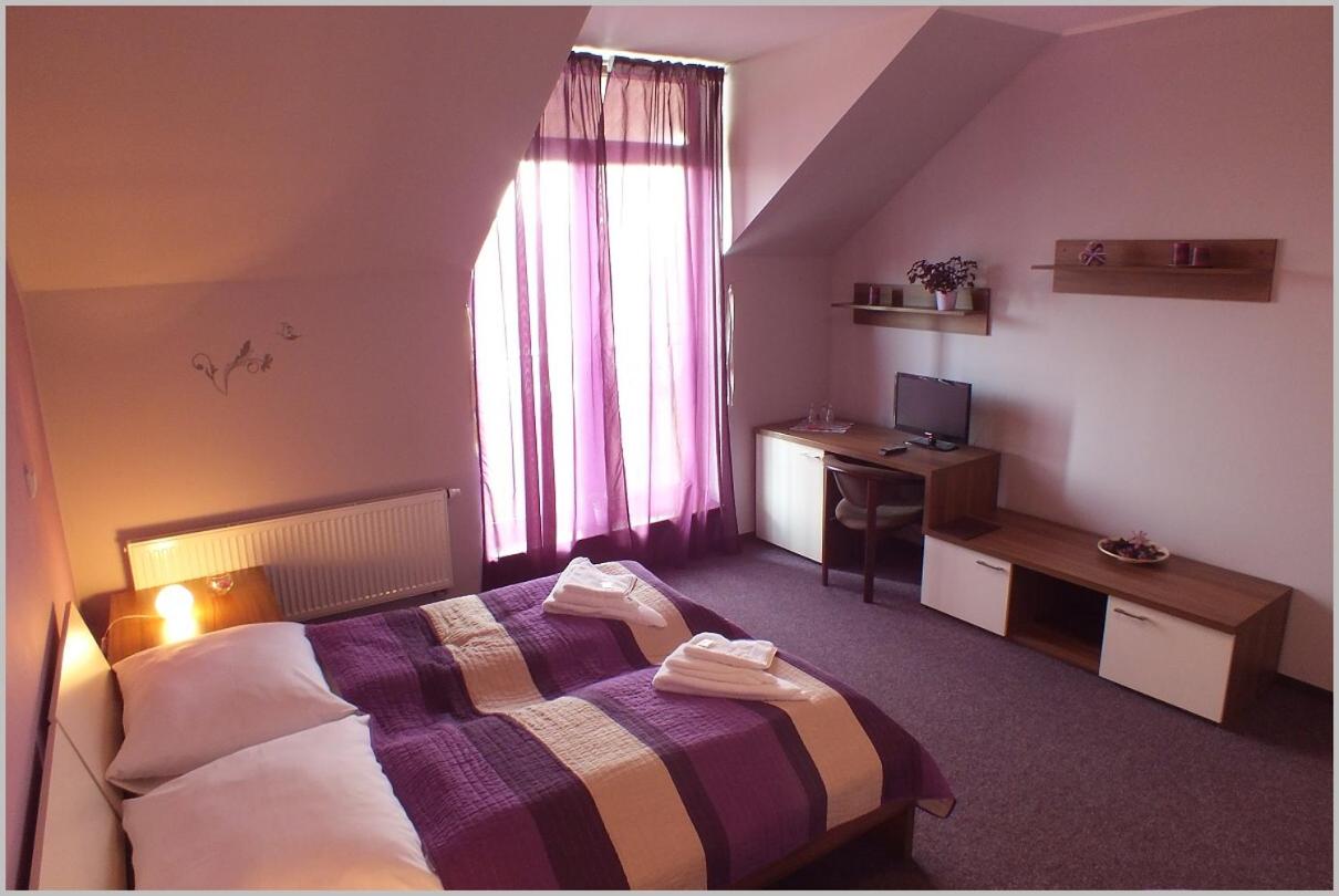 Twin Room with Private Bathroom photo 3