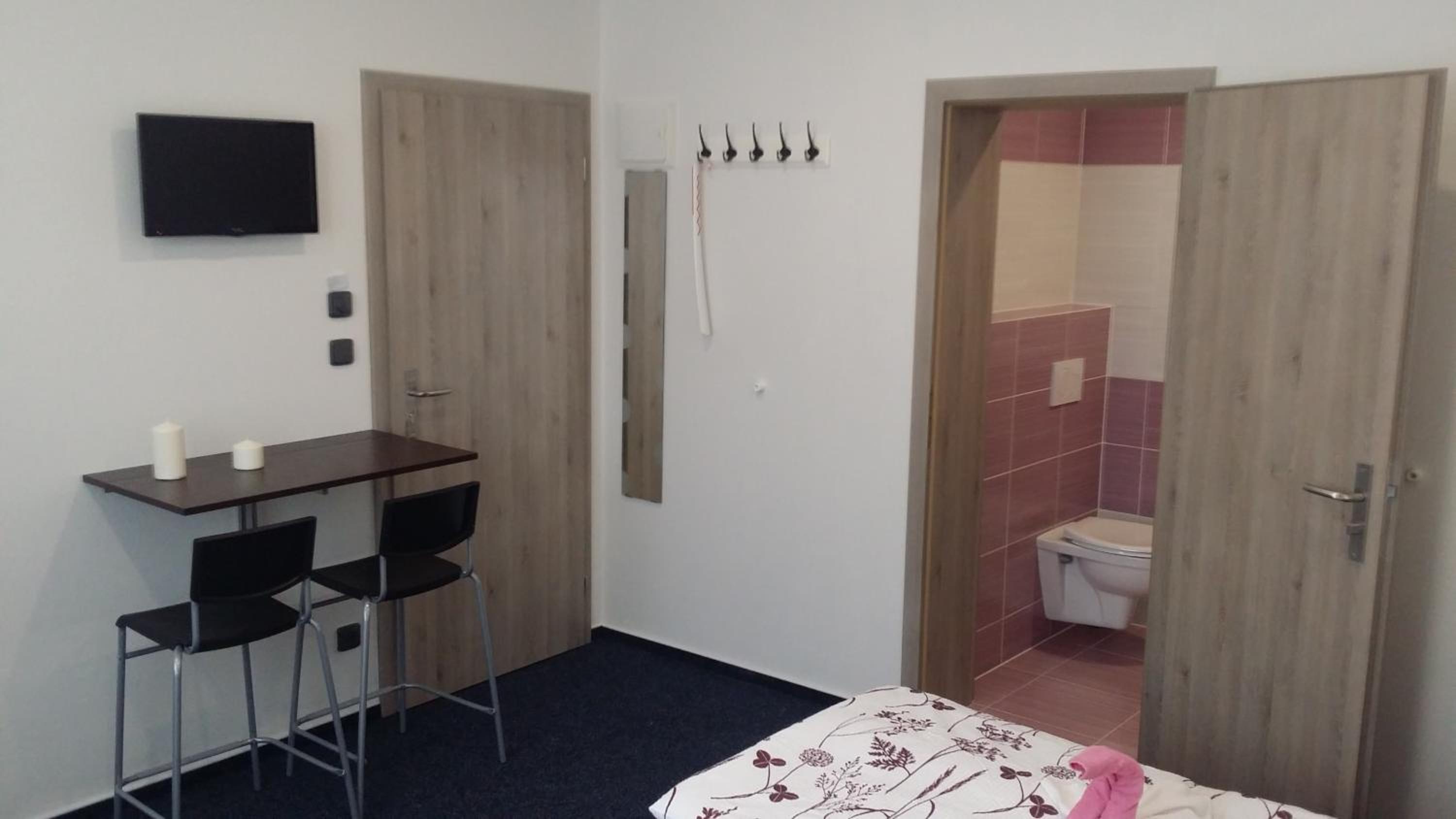 Twin Room with Private Bathroom photo 3