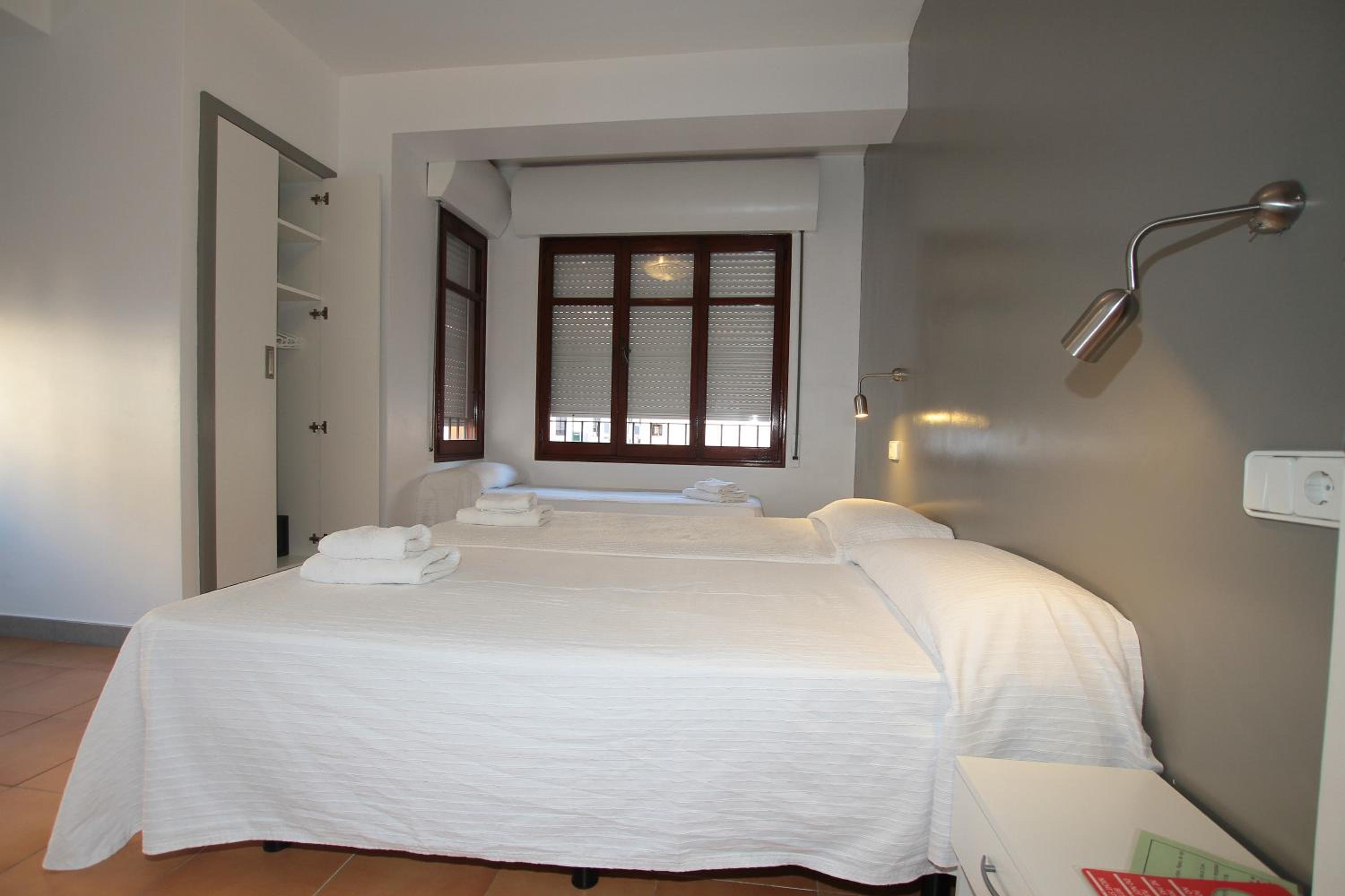 Habitación Triple con Baño Compartido