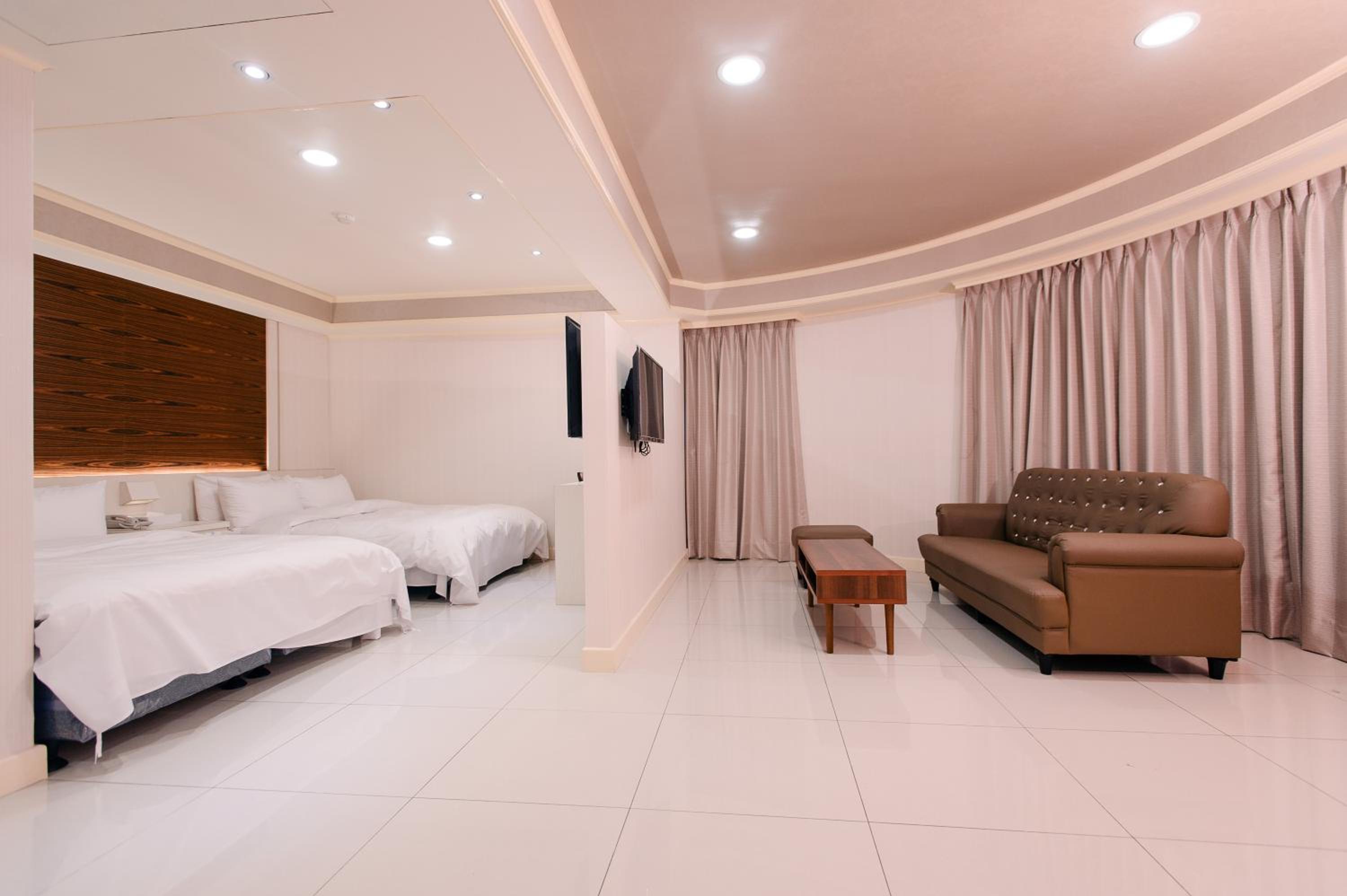 Deluxe Family Room photo 1