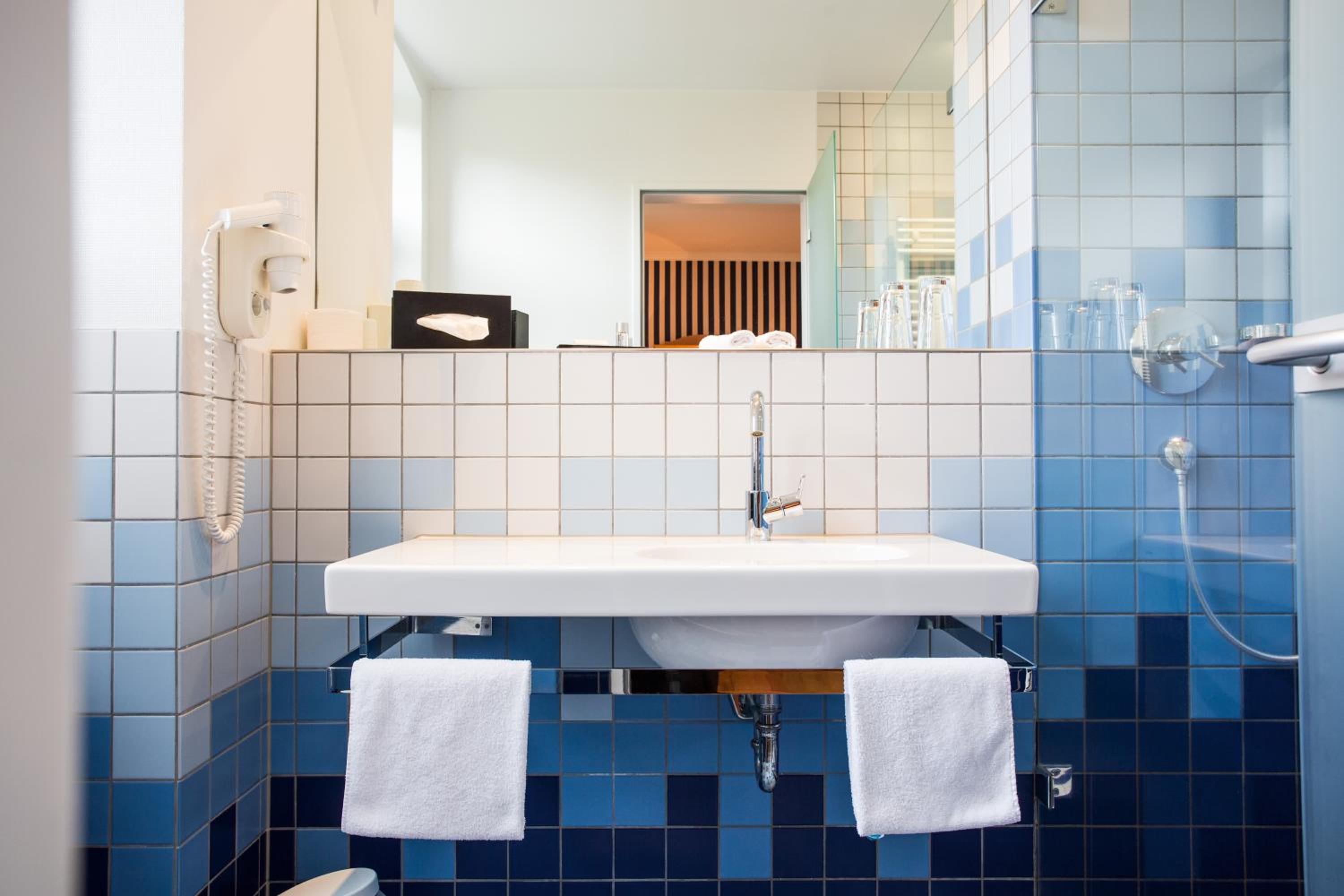 Standard Double Room - Photo 8